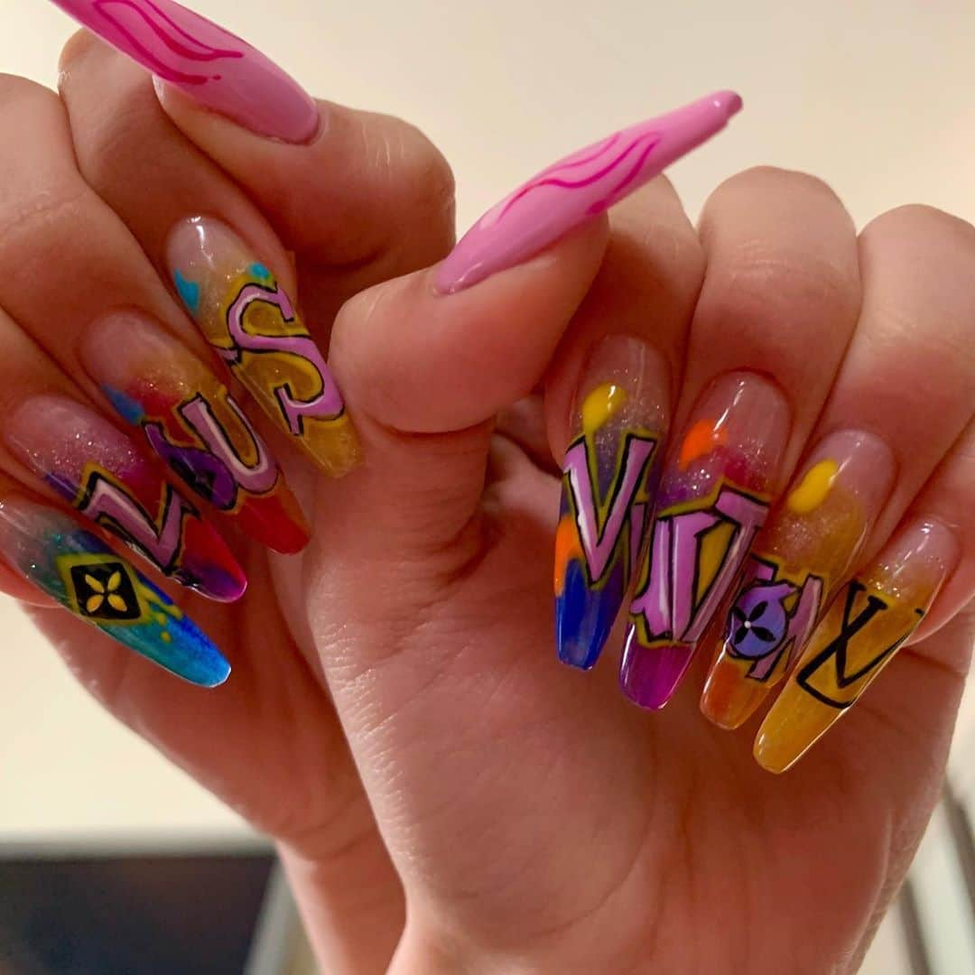 AiRi（前川愛莉）さんのインスタグラム写真 - (AiRi（前川愛莉）Instagram)「new nail ! . LOUISVUITTONの文字とロゴは ＬＡぽくしてカラフル💛💚 親指はピンクファイヤー💖 裏からみたらキラキラ入ってて激カワ。 . . . 暇な時ずーっと見てる🤤 ＬＡぽいヴィトンのロゴも好き。 爪の形も好き。100点。 . . . #egg #eggモデル  #nail #ファイヤーネイル  #louisvuitton  #la #キラキラネイル  #ギャルネイル  #どタイプ」5月29日 19時10分 - a12dance07