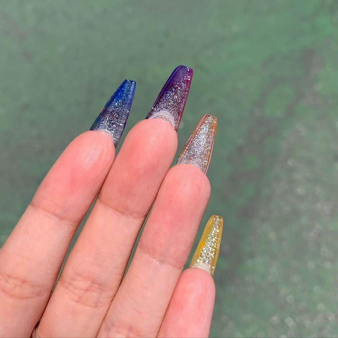 AiRi（前川愛莉）さんのインスタグラム写真 - (AiRi（前川愛莉）Instagram)「new nail ! . LOUISVUITTONの文字とロゴは ＬＡぽくしてカラフル💛💚 親指はピンクファイヤー💖 裏からみたらキラキラ入ってて激カワ。 . . . 暇な時ずーっと見てる🤤 ＬＡぽいヴィトンのロゴも好き。 爪の形も好き。100点。 . . . #egg #eggモデル  #nail #ファイヤーネイル  #louisvuitton  #la #キラキラネイル  #ギャルネイル  #どタイプ」5月29日 19時10分 - a12dance07