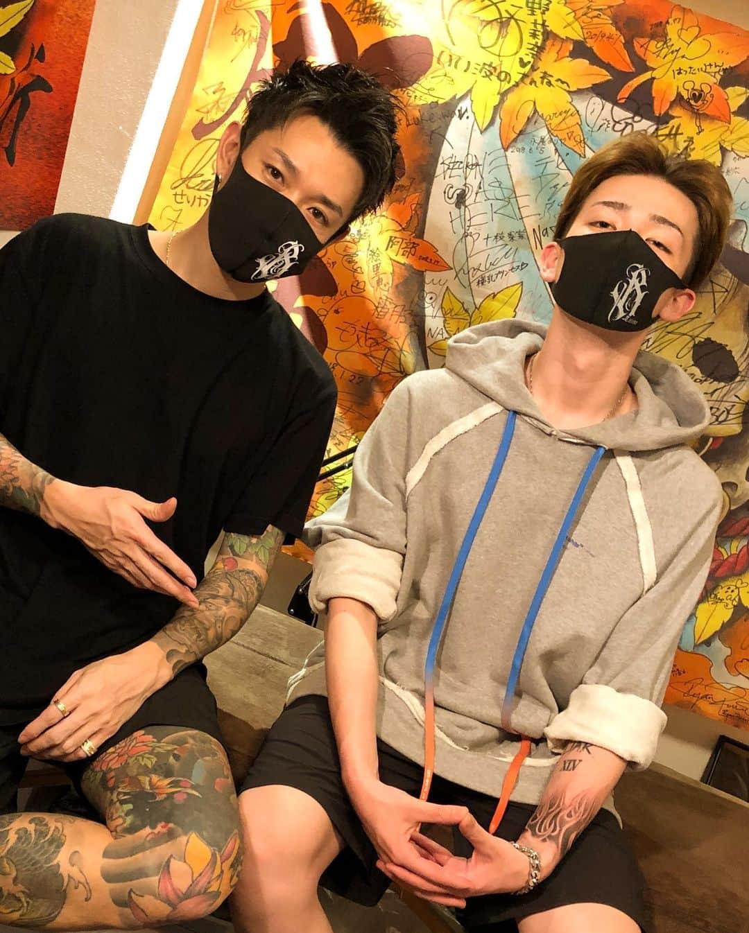 彫師美漸のインスタグラム：「@reirei_gram ・ インスタライブしながらの彫り、楽しすぎた😆🔥 ・ ・ 美漸NEWマスク装着😎👍 ・ #刺青 #美漸洋彫り #彫師 #美漸 #彫師美漸 #海老名 #中目黒 #タトゥー #東京タトゥー #tokyo #tattoo #art #fashion #bizenart #bizen #문신　#Bizentattoo  #tattooer #tattooist #tattooartist #tattooart #tattooshop #japanesetattoo」