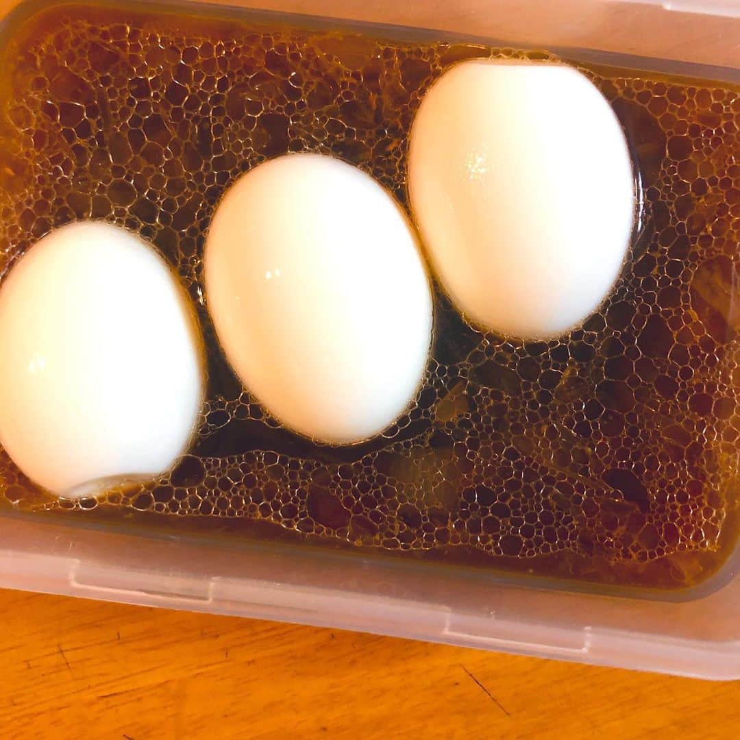 蒼山幸子さんのインスタグラム写真 - (蒼山幸子Instagram)「圧力鍋を新しくしまして うれしさのあまり チャーシューを 召喚しました。 余った煮汁の中で行儀良く 並ぶ卵たち。🥚🥺 きみたちは美味しい 味玉になる使命がある。 毎日ご飯のことしか 呟くことがなく、 しかもこんな わんぱく酒飲みレシピばかりで すみません。🙀」5月29日 19時23分 - sachiko_aoyama