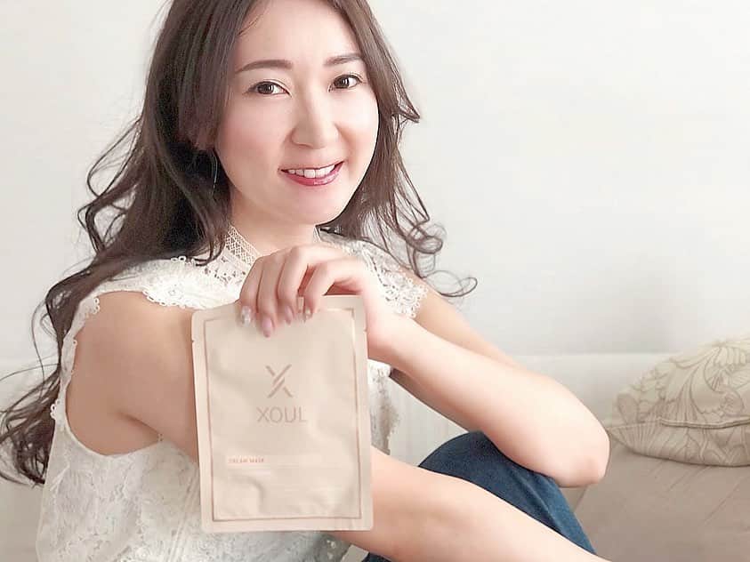 能美黎子さんのインスタグラム写真 - (能美黎子Instagram)「・ リピート決定。 ・ 口コミでとっても気になっていた  話題の 韓国ヒト幹細胞コスメブランド 「XOUL　クリームマスク @xoul_japan 」 ・ このシートマスク、  発売からシリーズ累計170万枚を突破した 美容大国・韓国の美容好きたちから 愛されるマスクなんです。  その商品が、 ついに日本で公式発売スタートしました！ ・ おうち時間の楽しみにぴったりな  おこもり美容アイテム。 ・ 何が良いって、 とにかく仕上がりが好み。 ・ 柔らかな肌触りのいい上質なシート  にたっぷり高濃度美容液が染み込んでいて、 肌にピタッと密着してくれます。 テクスチャーは、  乳液のようなこってりめの美容液で、 肌にムダなく肌に届いてる気がします。 仕上がりは、ハリ感のあるツヤっとした仕上がり。 ・ 乾燥肌の私にはこのこってりとした  テクスチャーが好みでした。 たっぷり美容液が入っているので、 残ったものは首やデコルテにも付けることができます。 ・ そしてもう一つ気に入ったのは、  ながら美容でついつい時間を 忘れてしまいがちなのですが、 このシートマスクの優秀な点は、 ﻿ 乾燥してきたらXOULのロゴマーク 消えるんです！ 顔からはがす目安になってくれるから、 つけすぎを防止してくれるから本当に助かる。 ・ 私のリピート決定アイテムです。 ・ #ヒト幹細胞コスメ#PR#XOUL#XOULJAPAN #韓国コスメ#ソウル#クリームマスク#クリーム#韓国スキンケア#ヒト幹細胞#ヒト幹細胞培養液#マスクパック#  シートマスク#ご褒美パック#スキンケア#おうちエステ#美容マニア#ホームエステ#おこもり美容#おうじ時間#おうち時間#保湿ケア」5月29日 19時18分 - reikonohmi