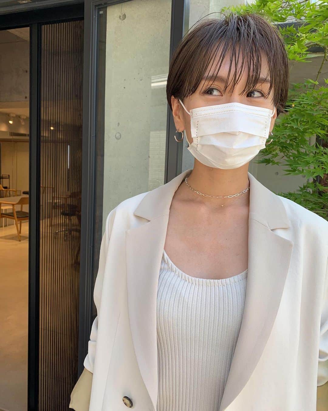 久保雄司のインスタグラム：「#今日のクボヘア  はじめてのご来店のお客様☆ ミディアム からショートにばっさり✂︎ 切るか悩んでたけど僕を信じてくれてありがとう😊　 お似合いです👏🏻👏🏻 カラーは10トーンのオリーブ☘  マスクなしでも マスクありでも 両方素敵なのが今は大切😷♪ #six_マスクヘア #マスクヘア #お任せください」
