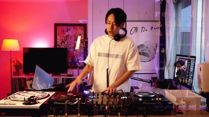 DJ Komoriのインスタグラム：「日曜 18:00〜 SUNSET R&B on Twitch R&Bオンリーのライブ配信をTwitchでやってます！﻿ https://www.twitch.tv/djkomori﻿（プロフィールにリンクあります） ﻿ この配信をはじめてから1ヶ月ほど 予想していたよりも反響が大きくてとても嬉しいですっっ 改めてDJの奥の深さや R&Bの素晴らしさを感じてます  Twitchアプリは簡単に登録できるので﻿ ぜひアカウントを作って参加してください！﻿ もちろんDJ KOMORIのライブ配信も無料で見れます。﻿ ﻿ チャットに参加するのも楽しいし アプリの設定で﻿音楽だけを流す「バックグラウンド再生」もできます。﻿ ﻿ 過去のアーカイブも数日間は残っているので﻿ ぜひDJ KOMORIのライブ配信をTwitchアプリで♪﻿ ﻿ ﻿ また、Twitchには「サブスク」や「チアー」といった﻿ 配信者を直接、応援するシステムがあります。﻿ 気が向いたらぜひサブスクライブやチアーで﻿ このチャンネルをサポートしてね♪  #djkomori #sugarbitz #Twitch #twitchdj #twitchstreamer #djlife #dj配信 #livedj」