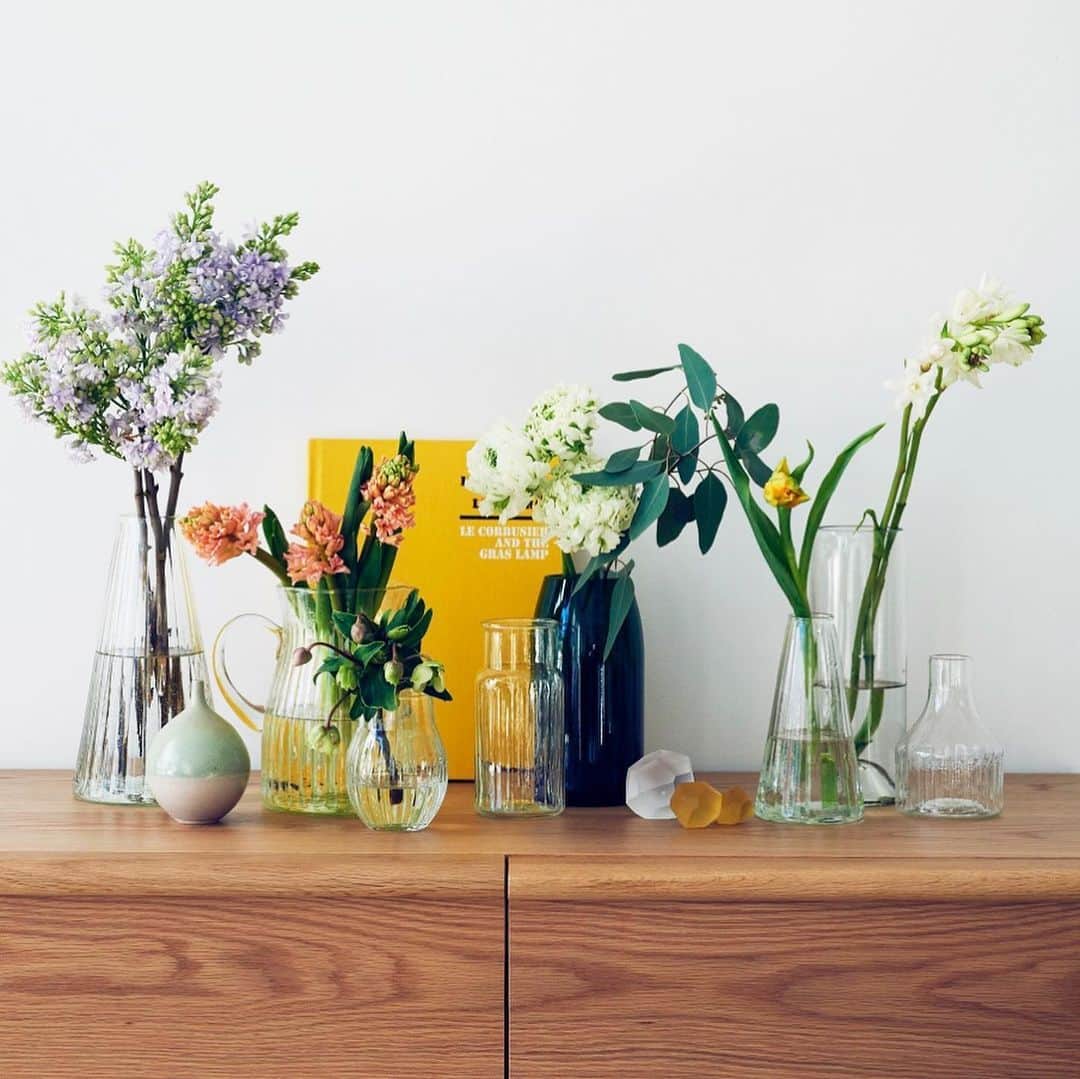IDÉE／イデーさんのインスタグラム写真 - (IDÉE／イデーInstagram)「いきいきとお花や植物が色づく季節、心を和ませてくれるお花を飾りおうち時間に潤いを。 お花に合わせて花器を選ぶ時間も愉しいひと時。一輪からでもお花のある暮らしを始めてみませんか。  #IDÉE #IDÉESHOP #idee #ideeshop #interior #interiorcoordinate #イデー #イデーショップ #ライフスタイル #丁寧な暮らし #暮らしを楽しむ #フラワーベース #花のある暮らし #おうち時間を #楽しんで #ガラスの花器 #入荷しました #一部の無印良品でも販売中」5月29日 19時30分 - lifewithidee