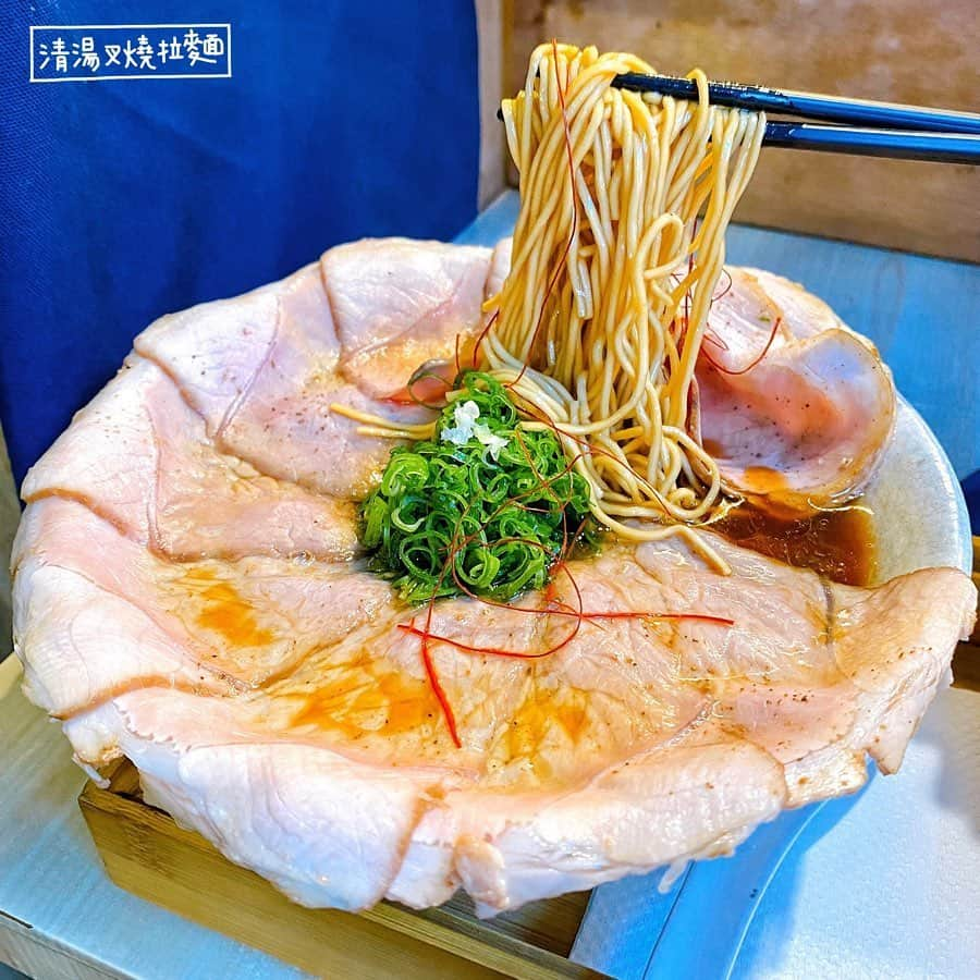 4foodie, for foodieさんのインスタグラム写真 - (4foodie, for foodieInstagram)「感謝 @_eatt 的分享🙏🏻 🔹標記 #4foodieforfoodie 就有機會讓我們分享你的文章哦🔹 📍New Taipei, Taiwan 熊越岳 / 清湯叉燒拉麵 / $320 美味程度：🌕🌕🌕🌕🌑 環境衛生：🌕🌕🌕🌕🌑 服務態度：🌕🌕🌕🌕🌕 再訪意願：🌕🌕🌕🌖🌑 🗺新北市新莊區幸福路750號 🚇捷運新莊副都心站2號出口 ⏰18:00–21:00 💡補充💡拉麵為醬油湯底，點餐時會詢問麵條軟硬度和湯頭鹹度，正常鹹度我覺得偏鹹，不過隨時可以跟店家要清湯做調整，吃不夠也可以加湯加麵，叉燒很大片也很多超滿足❤️店內只有8個座位，所以常常需要等1個小時以上⚠️還沒營業就一堆人在排隊，但服務很周到會不定時倒水給排隊的客人(⁎⁍̴̛ᴗ⁍̴̛⁎) #4foodie #4foodieforfoodie #4foodie新莊副都心站 #台北美食 #拉麵 #熊越岳 ©版權所有，不得轉載copyrights reserved」5月29日 19時40分 - 4foodie