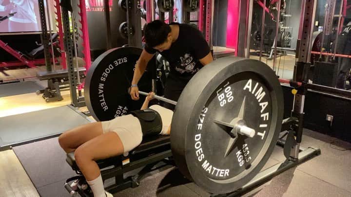 中村真央のインスタグラム：「@aimagym 🏋🏼‍♀️ ベンチ1000LBS！？ ． 普段ベンチは全くしません。 もはや、やり方わからん。笑 笑いすぎて力抜けた🤣 ． ． #詐欺ベンチ」