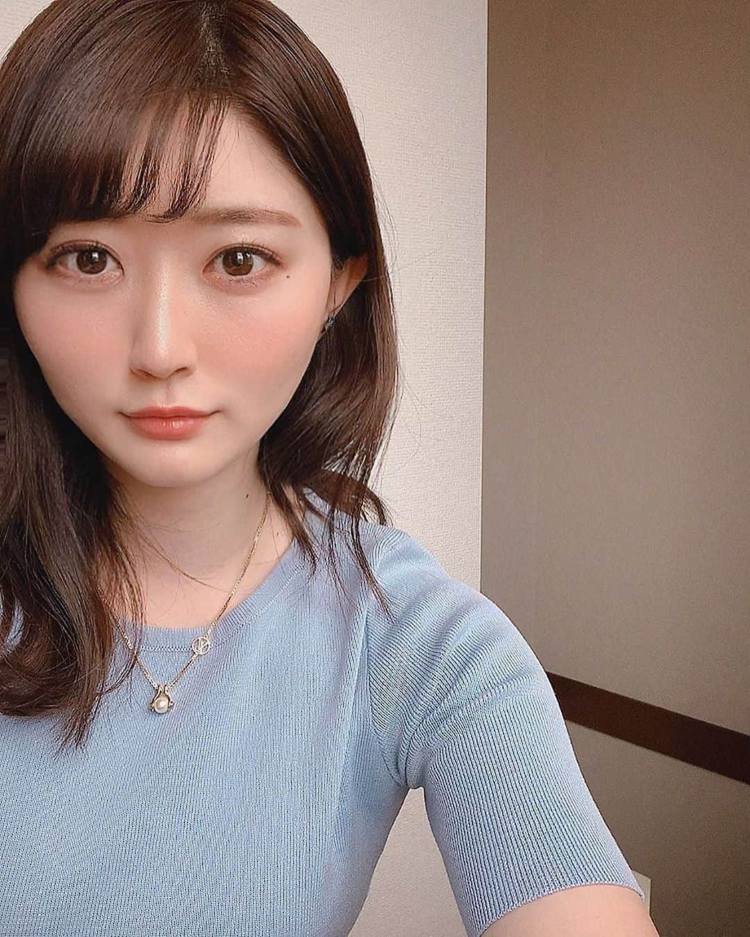 坂口莉果子のインスタグラム：「コーラルメイクに使用したコスメ紹介💋 😊 ★メイクアップベース日焼け止め乳液 →ランコム　UVエクスペールBBn ・ ★リキッドファンデーション →ランコム　タンイドルウルトラウェアリキッド ・ ★フェイスパウダー →ローラメルシエ　ルースセッティングパウダートランスルーレント ・ ★チーク →YSL トゥッシュブラッシュ←こちら生産終了しているみたいです😭 ・ ★シェーディングパウダー →CANMAKE シェーディングパウダー ・ ★ハイライト →CLIO プリズムエアーハイライター ・ 👀 ★アイブロウ →CANMAKE ミックスアイブロー ・ ★アイシャドウ →16brand ・ ★アイライナー →CANMAKE クリーミータッチライナー ・ ★マスカラ →メイブリン　ラッシュニスタ ・ ★涙袋 →ETUDE HOUSE キラキラアイシャドウ ・ ・ 💄 ★ルージュ →YSL ルージュヴォリュプテ シャイン ・ ★グロス →Dior アディクトリップグロウオイル ・ ・ ・ ・ #makeup #lancome #lauramercier #ysl #dior #canmake #japanese  #コスメ #化粧品 #アイブロウ #アイライナー #アイシャドウ #マスカラ #涙袋  #化粧下地 #ファンデーション #フェイスパウダー #シェーディング #ハイライト　#チーク #ランコム #タンイドルウルトラウェアリキッド #ローラメルシエ #ディオール #イヴサンローラン #キャンメイク #クリオ #メイブリン #エチュードハウス #16brand」