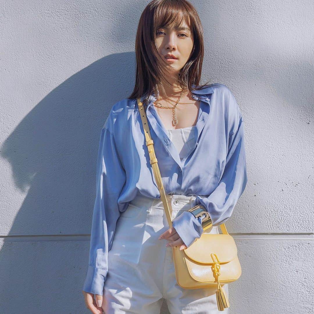 フルラのインスタグラム：「Light shades in the sun: @nikki__min takes a cool moment of reflection with the yellow Furla 1927 Crossbody.  #thefurlasociety #furlafeeling #newcollection #furla #accessories #fashion」