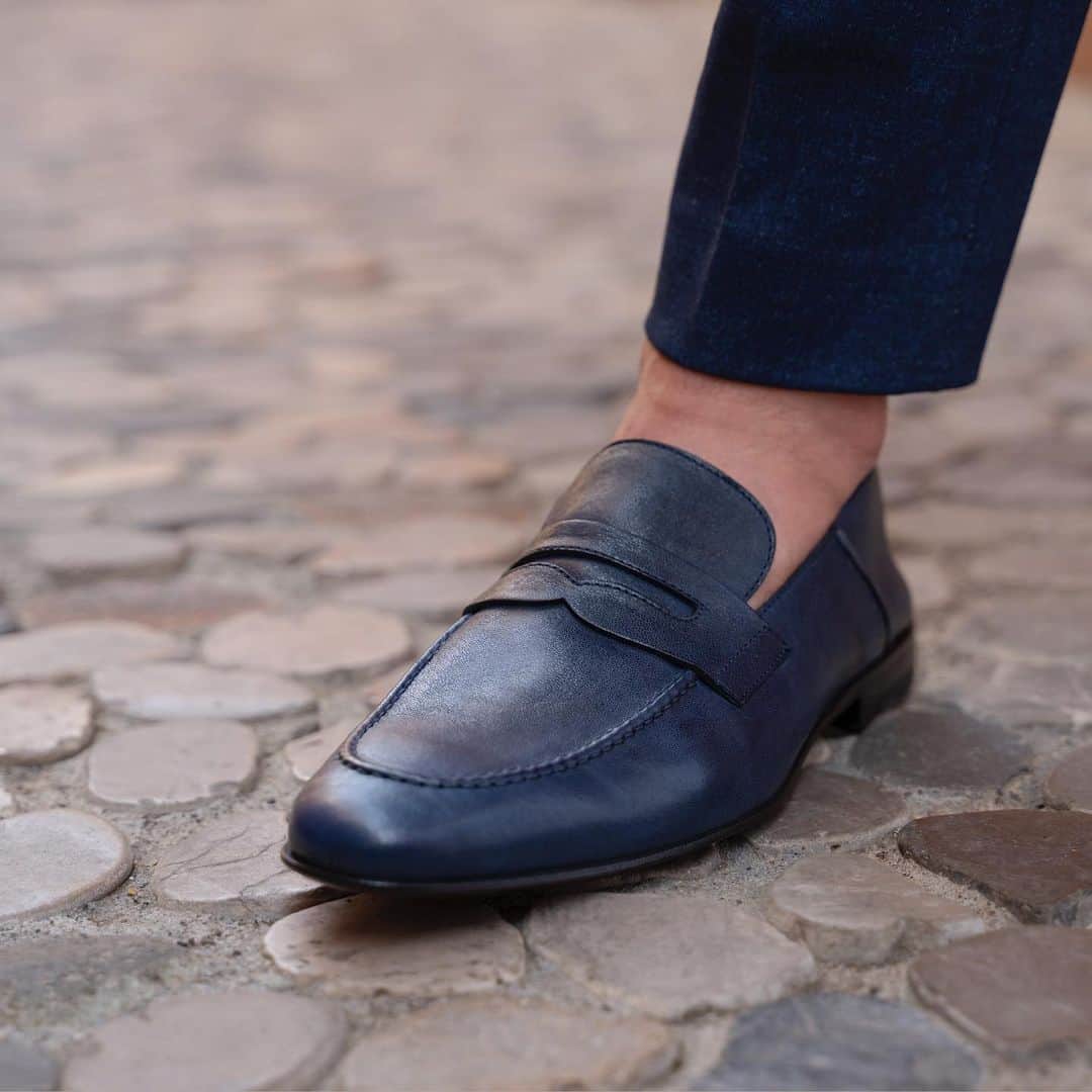 アテストーニさんのインスタグラム写真 - (アテストーニInstagram)「2-way-wearing loafers in faded-look lambskin. Sophisticated and causal. Ideal for the perfect Italian Summer. a.testoni SS20. • #atestoni #madeinitaly #craftsmanship #ss20 #italiandesign #loafers #leatherloafers #manloafers #manshoes #leathershoes #summerlook #navyblue #blueshades」5月29日 19時40分 - testoniofficial