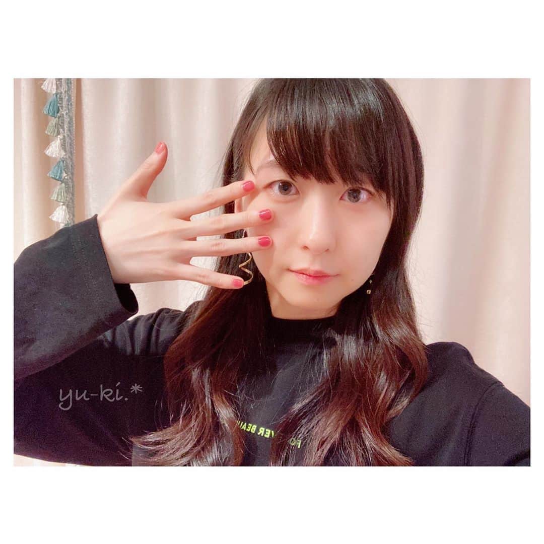 のインスタグラム：「. ひさびさにマニキュア💅🏻. ° . すぐ剥がれるのが嫌で あんまり塗らないんだけど やすりすぎてぶさいくな爪になったので ひさびさにネイルたのしんでる☺︎ . 単色塗りすると セーラームーンの変身シーンを 彷彿とさせるわたしの脳内。🌙笑 わかる人いるかなあ〜〜🥺笑 . #manicure💅 #selfnails #sailormoon #shortnails #naturalmakeup #マニキュア💅 #セルフネイル #セーラームーンネイル #深爪 #ナチュラルメイク」