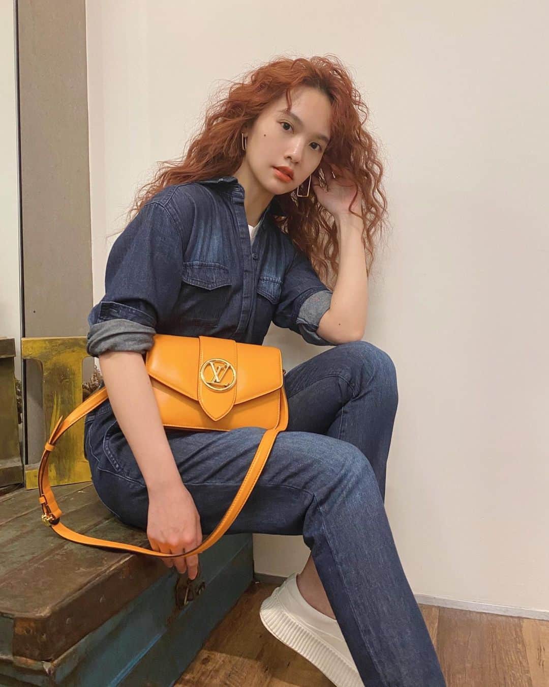 レイニー・ヤンのインスタグラム：「找亮點🧡 #LVPONT9 #louisvuitton」