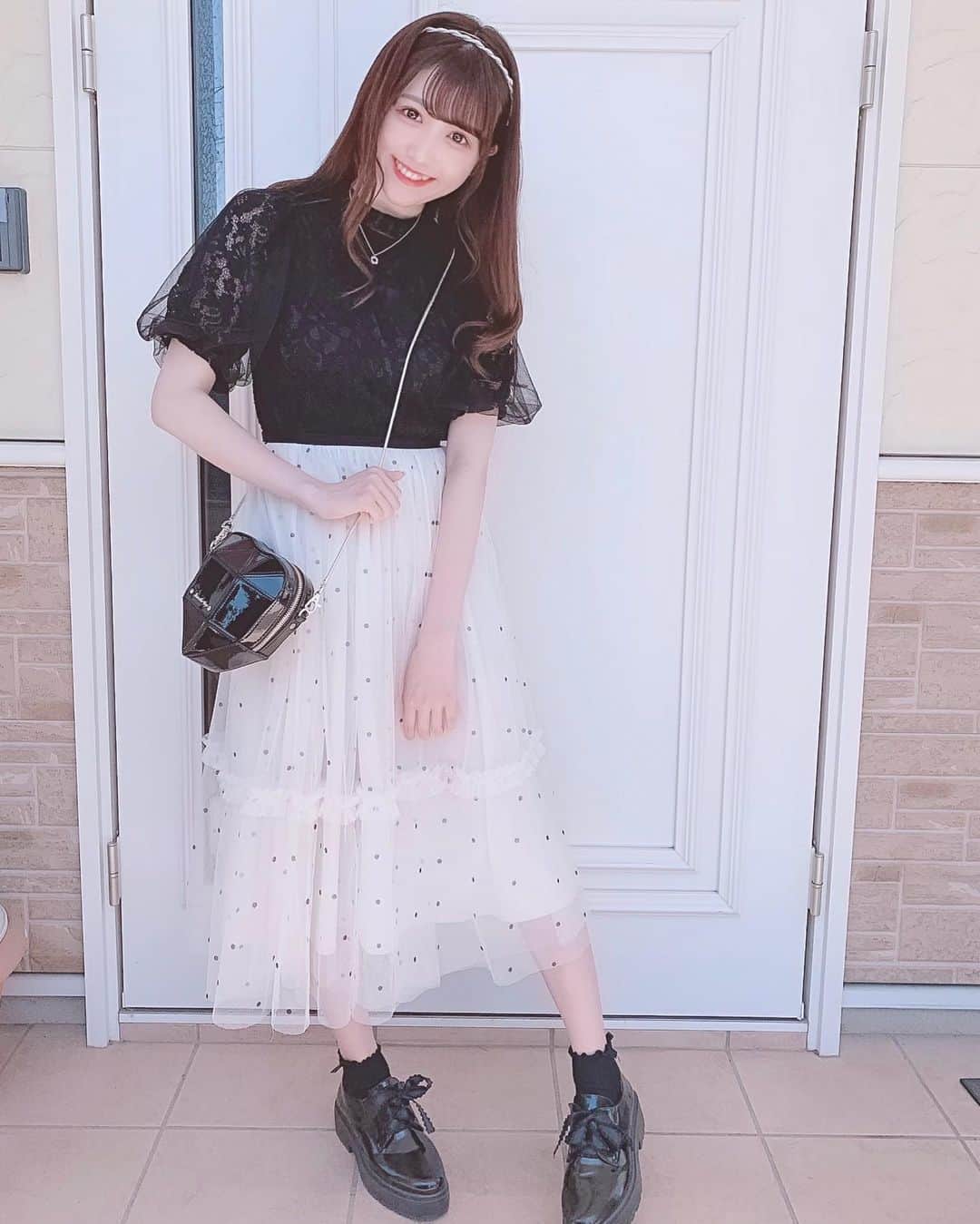 田口未彩のインスタグラム：「🎀 . . 最近のみいろちゃんはふわふわした雰囲気の女の子らしい洋服が好きみたいです💭💭 . トップス #grail スカート #deisylotte バッグ #samanthavega . . #コーデ　#カチューシャ　#カチューシャアレンジ　#カチューシャヘア　#サマンサ　#グレイル #サマンサベガ　#女の子コーデ」