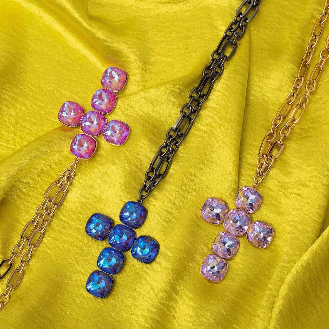 バトラー&ウィルソンさんのインスタグラム写真 - (バトラー&ウィルソンInstagram)「The weekend is near, happy Friday! Ft. our cut glass crosses, now also available as drop earrings. We hope you’re enjoying the sunshine. #weekend #feelgood #jewellery #necklaces #crystal」5月29日 19時48分 - butlerandwilson