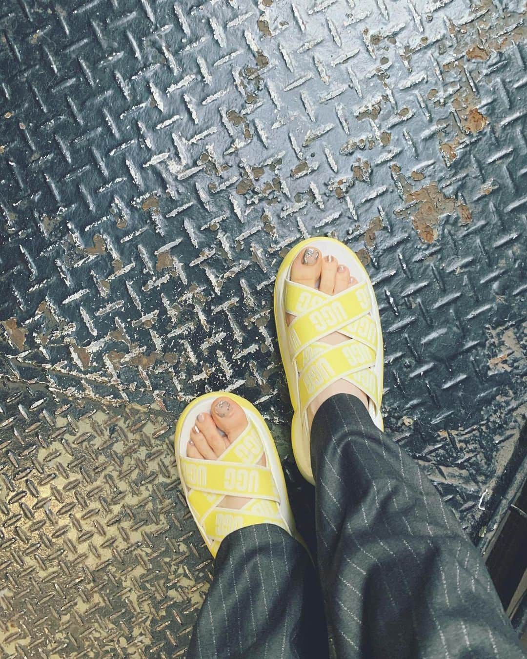 山本ソニアさんのインスタグラム写真 - (山本ソニアInstagram)「new foot nail ⚡️ 今日の足元！ 最近はフットネイルにハマってます！ thank you @kai32 @pink_rose_window  歩きやすさ最高のUGG💛  #UGG #footnail #nailart」5月29日 19時52分 - soniann0505