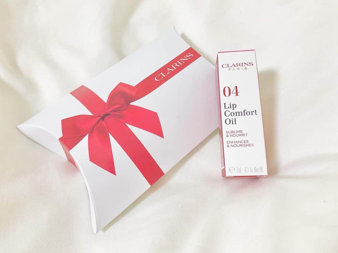八木沙季のインスタグラム：「🎁🎁 . りーたんさんにもらった誕生日プレゼント☺️💓 このリップめっちゃ良かった💄✨ 早くマスクなしで歩けるようになったらいいな😊 .」