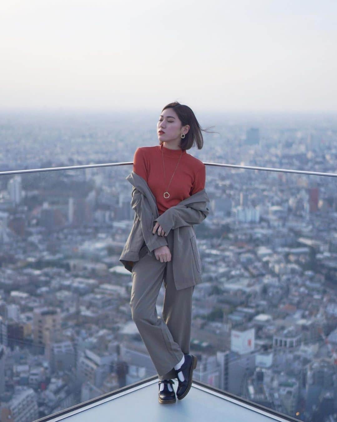 岩下真奈さんのインスタグラム写真 - (岩下真奈Instagram)「2020.05.29 #portrait 🕊 * まだ載せてないお気に入りの写真たくさんあった🤎 早くまた色んなところ撮影行きたいなあ💭 . 今気付いたどうでもいいことなんだけど、多様性って感じの絵文字がいっぱいアップデートされてる気がする！！ 楽しい！携帯依存症促進！ぴゃ！🧴 . . . #shibuyasky #tokyo #model #fashion #snapshot #makeup #portrait #ootd  #過去pic #渋谷スカイ #展望台 #渋谷 #ユニクロ #ポートレートモデル #カメラ好きな人と繋がりたい #東京カメラ部 #カメラマンさんと繋がりたい #ファインダー越しの私の世界 #ワンレンボブ #ボブ #ショートヘア #ヘアアレンジ #おしゃれさんと繋がりたい #ファッション #セットアップ #ポートレート #撮影依頼募集中 #被写体 #ダブルタップしてください #いいね返し」5月29日 19時55分 - mana_mdleam