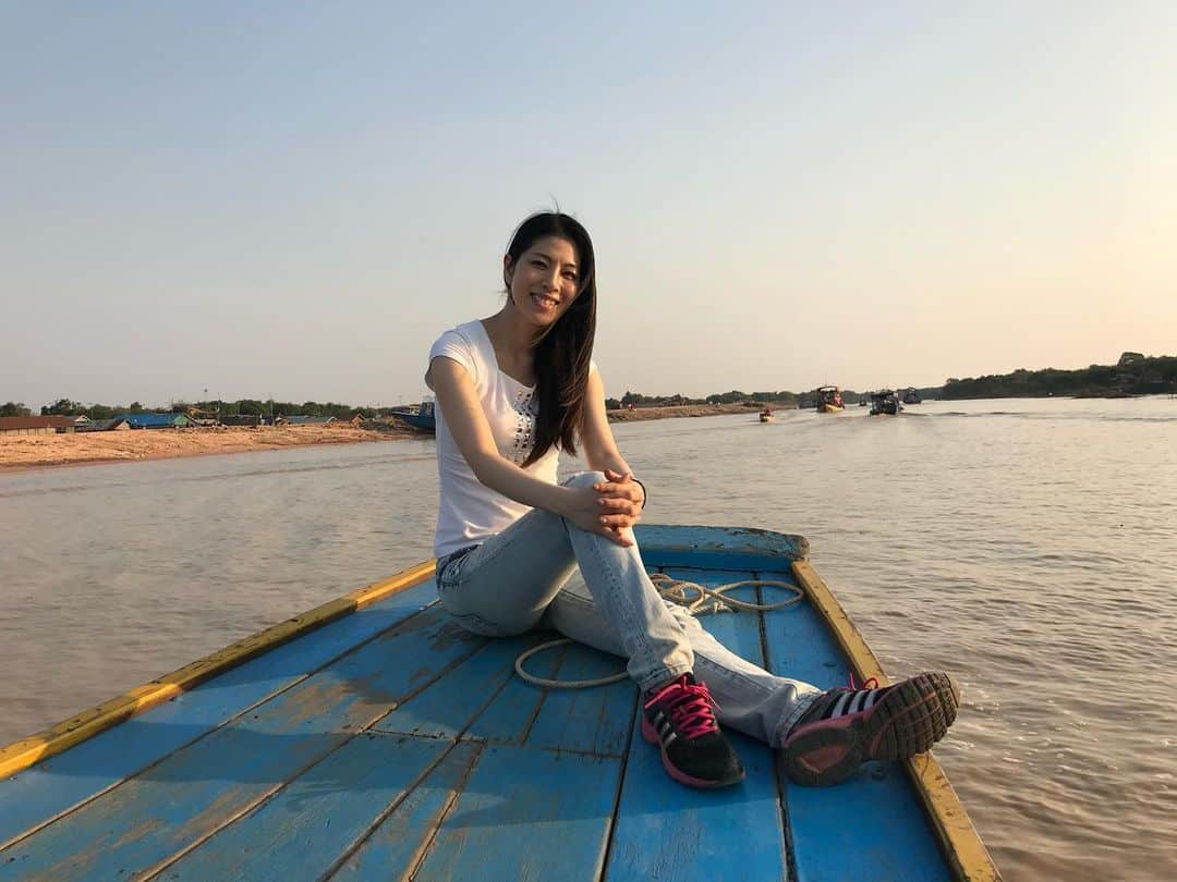 日高大地さんのインスタグラム写真 - (日高大地Instagram)「Fun memories of 2 years ago﻿ In Cambodia🇰🇭﻿ ﻿ 楽しかった旅シリーズ😌﻿ In カンボジア﻿ ﻿ トンレサップ湖🌏﻿ 巨大水上集落。﻿ 湖上には100万人が住んでいるとのこと。﻿ 病院や学校、スーパー、警察署もあり、一つの街としてしっかり成り立っている！ 湖上に住む殆どの人が無国籍者。ベトナム戦争から逃れて来た人も沢山いるそう。﻿ なんだか、たくましい生命力を感じました。﻿ ﻿ 4枚目はトンレサップ湖で食べたワニのお肉🐊﻿ 食感は硬い鶏肉って感じかな🤔﻿ 5枚目はコオロギの甘辛炒め﻿ 味付けが美味しかった！ ﻿ ﻿ 経験は宝なり。﻿ ﻿ 動画の声は愉快な日本語ぺらぺらなガイドさん😂 #travel #travelgram #instatravel #travelphotography #旅写真#旅スタグラム#海外旅行#世界遺産#cambodia#siemreap#カンボジア#シェムリアップ#トンレサップ湖#水上集落#クメール料理#🇰🇭﻿」5月29日 19時57分 - yoko92hidaka