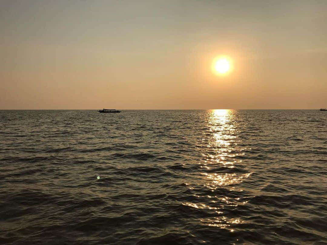 日高大地さんのインスタグラム写真 - (日高大地Instagram)「Fun memories of 2 years ago﻿ In Cambodia🇰🇭﻿ ﻿ 楽しかった旅シリーズ😌﻿ In カンボジア﻿ ﻿ トンレサップ湖🌏﻿ 巨大水上集落。﻿ 湖上には100万人が住んでいるとのこと。﻿ 病院や学校、スーパー、警察署もあり、一つの街としてしっかり成り立っている！ 湖上に住む殆どの人が無国籍者。ベトナム戦争から逃れて来た人も沢山いるそう。﻿ なんだか、たくましい生命力を感じました。﻿ ﻿ 4枚目はトンレサップ湖で食べたワニのお肉🐊﻿ 食感は硬い鶏肉って感じかな🤔﻿ 5枚目はコオロギの甘辛炒め﻿ 味付けが美味しかった！ ﻿ ﻿ 経験は宝なり。﻿ ﻿ 動画の声は愉快な日本語ぺらぺらなガイドさん😂 #travel #travelgram #instatravel #travelphotography #旅写真#旅スタグラム#海外旅行#世界遺産#cambodia#siemreap#カンボジア#シェムリアップ#トンレサップ湖#水上集落#クメール料理#🇰🇭﻿」5月29日 19時57分 - yoko92hidaka