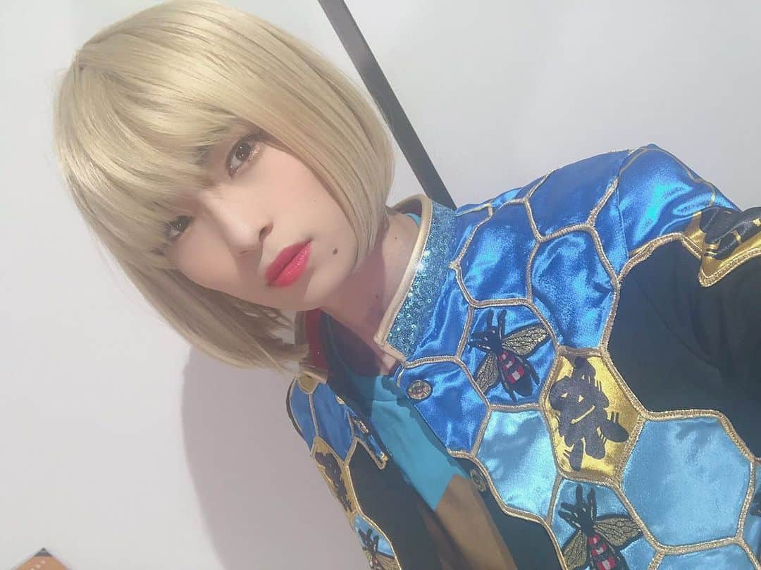 祭nine.のインスタグラム：「どーも！ 祭nine.テーマカラー青！ 髙崎 寿希也です❗️ 今日はボイメンドライブにて エンジョイ勢じゅっきーによる メイクアップチャレンジ配信しました！  なかなかによかった気がするぞ🙍‍♂️ #祭nine. #じゅっきー　#メイクアップチャレンジ　＃金髪派？　＃黒髪派？　＃決めがたい🥺ぴえん ＃ブログに詳しくは書いてまする ＃どっちにもコメントといいねしてね〜　＃アハッ☺️」