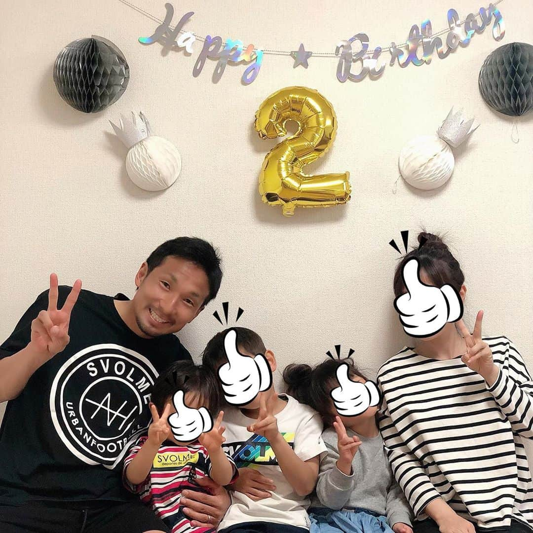 太田康介さんのインスタグラム写真 - (太田康介Instagram)「今日は末っ子の2歳の誕生日！！ よく喋るし、めちゃくちゃ元気で、悪さばっかりのスーパー問題児！！ とにかく元気ならいいかと言い聞かせる毎日！  そんな息子よおめでとう㊗️ これからも元気に暴れてくれ😎👏 アンパンマンのプレゼントは長男から。 自分のお小遣いから弟のために買ってくれました😭  弟のために兄貴ありがとう😊  #太田家末っ子 #svolme兄弟 #特技 #インステップキック #ボールも兄貴のお腹もナイスキック #ご飯たべて #イヤよー #片付けて #イヤよー #寝るよ #イヤよー #オムツはくよ #イヤよー #スーパーイヤイヤ期 #皆さん #そんな息子ですが #プレゼント待ってます🎁 #そんな3日後は長女の誕生日です」5月29日 20時00分 - kosukeota.7