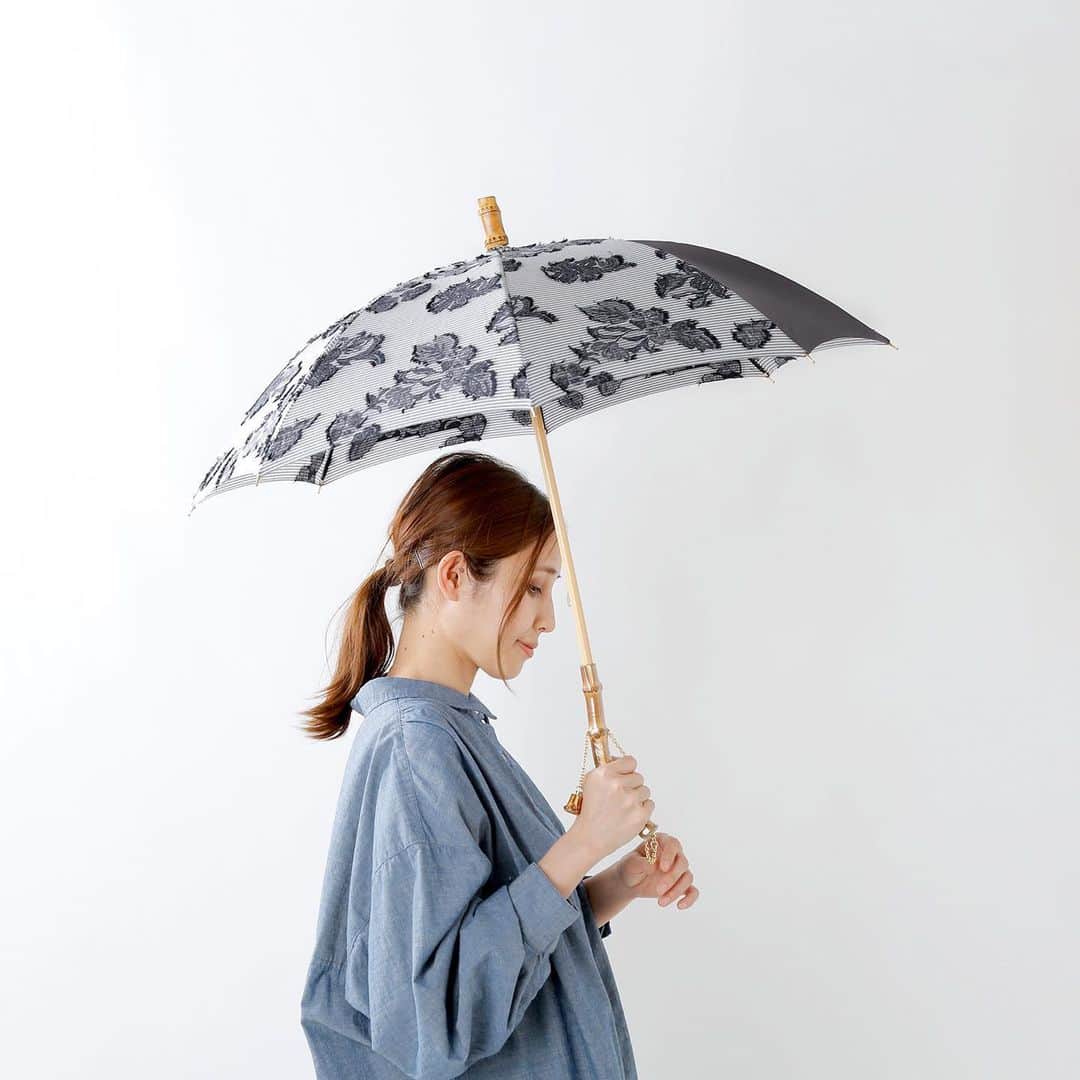 アランチェートさんのインスタグラム写真 - (アランチェートInstagram)「晴れの日も雨の日も活躍する雨天兼用傘 . 女性らしく持てるエレガントなジャガード生地を使った晴雨兼用日傘。 小さなフリンジのあしらいや、ゴールドのチェーンがとても上品で女性らしい着こなしのポイントになってくれます。 ハンドルにはバンブーを使用しているので持った感触も心地よいです。 生地には防水加工と紫外線防止加工が施されているので、晴雨兼用でご使用いただけます。 . Fil D'araignee(フィル・ダレニエ) ガーデンジャガードバンブーハンドルアンブレラ 201-0835 . . ●画像をタップすると商品ページをご覧いただけます。 ●top画面からHPを是非ご覧ください♪ . #aranciato #piudiaranciato #aranciato_code #アランチェート #Fil D'araignee #フィルダレニエ #アンブレラ #晴雨兼用 #日傘  #傘 #今日の服 #ootd #2020ss #2020春夏 #雨の日コーデ」5月29日 20時01分 - aranciatobuyer