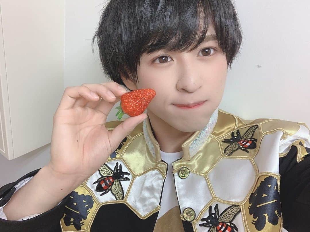 祭nine.のインスタグラム：「ﾋﾄｺﾏ。 . 本日はボイメン☆ドライブで 久しぶりのぽんづくし生配信をしました😊🤍 . コメントで一緒に盛り上がってくれてありがとうございました! めっちゃ楽しかった😛 . アーカイブ配信もあるので ぜひチェックよろしくお願いします🤲💓 . #祭nine. #浦上拓也 #うらぽん #😈🧸 #いちごメイクをしていちご狩りへ🍓💄👩🏻‍🌾 #酸っぱ過ぎて汗止まらんかったよ #バレてるかな😥🤭 #食い散らかされたいちごバサミたち #そういう葛藤も人生なんじゃないかな」