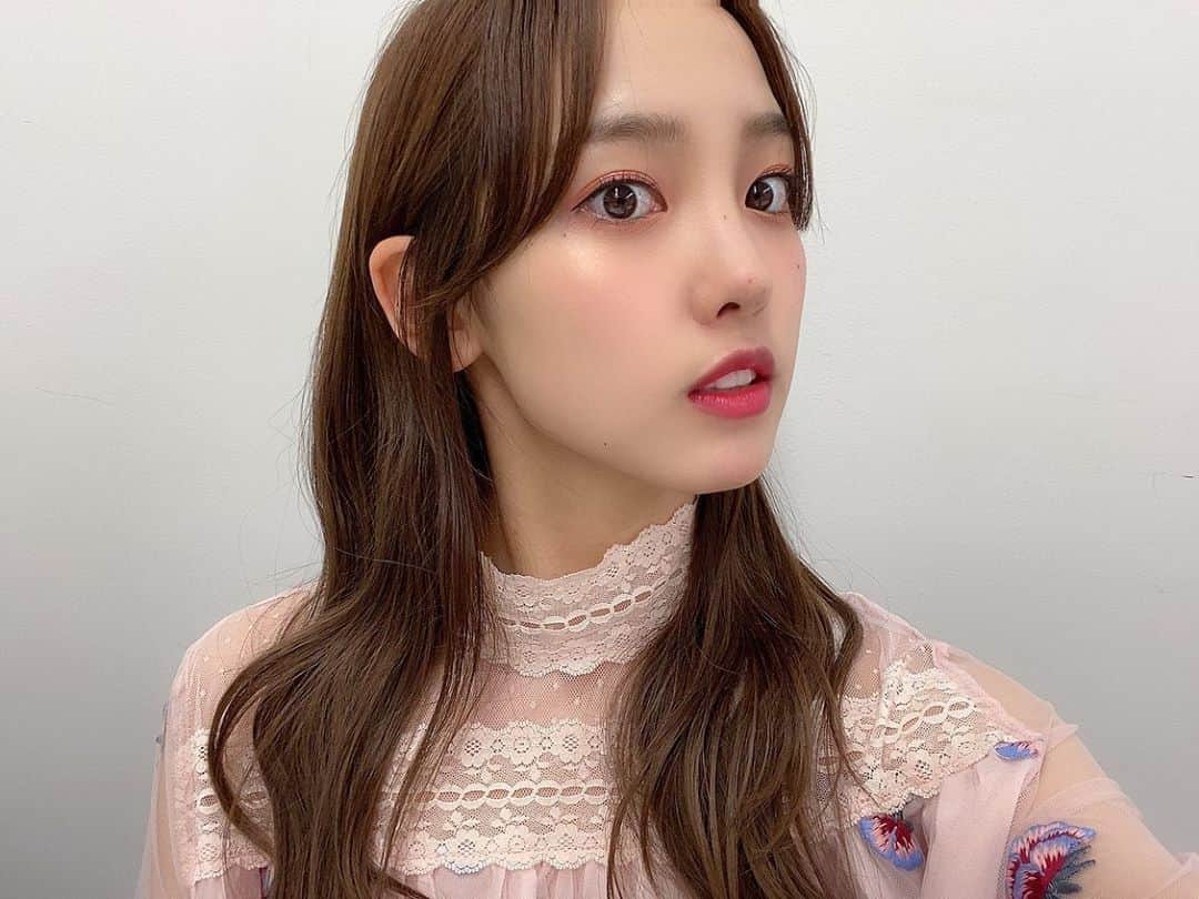 飯窪春菜のインスタグラム：「😊🍊🌟 ・ ・ いつもセルフメイクはオレンジチークを2種類重ねています🍊 ・ まず アディクション チークポリッシュ 11 をちょこっと頬に乗せて指でぽんぽん広げて、 その後頬の高い部分、 にこっとした時にツヤを出したい部分に イニスフリー マイチーク 22 を重ねます🍊🍊 あまり乗せすぎるとものすっごいハイライト入れてるみたいになるから要注意です⚠️ ・ 突然のチークのこだわり紹介でしたあ☺️ ・ ・ ・ #メイク  #makeup  #チーク  #orange  #はるなの毎日  #飯窪ってる」