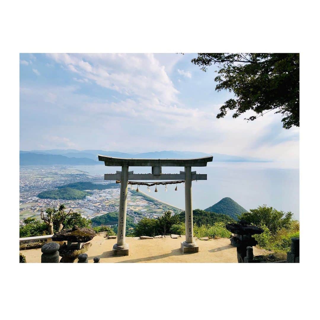 白戸ゆめのさんのインスタグラム写真 - (白戸ゆめのInstagram)「⛩ . きょうはおやすみでした🐣 久しぶりに外の空気を味わいたいなあと ずっと行ってみたかった高屋神社に✨ . 車で上まで行くのは ご利益が減ってしまうと思って 下宮から歩いて行きました🚶‍♀️🔥 (個人の見解です🙋‍♀️笑) . まあ、なめてましたね、、 坂道が大の苦手な白戸には とてつもなく壮絶な道のりでした💦 . でも登りきった景色はそれはもう感動で🥺 お天気も良くて気持ち良かったです！ いい汗かきました！笑 . 高屋神社は 6月末まで土日の入山を禁止しています。 訪れる際は気をつけてください！ NO３密！STOP 新型コロナ⚠️ . #高屋神社 #天空の鳥居 #観音寺市　#四国八十八景  #ちょっとここで #中学陸部時代の話 #走るのは速かったのに坂ダッシュはビリ #鳥居の上に石乗った！ #願いごと叶いますように💫」5月29日 20時15分 - yumeno.s_