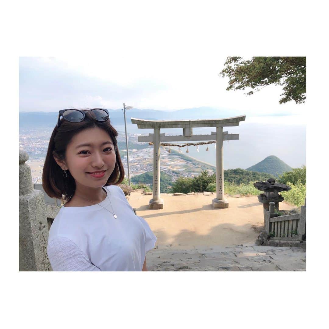 白戸ゆめのさんのインスタグラム写真 - (白戸ゆめのInstagram)「⛩ . きょうはおやすみでした🐣 久しぶりに外の空気を味わいたいなあと ずっと行ってみたかった高屋神社に✨ . 車で上まで行くのは ご利益が減ってしまうと思って 下宮から歩いて行きました🚶‍♀️🔥 (個人の見解です🙋‍♀️笑) . まあ、なめてましたね、、 坂道が大の苦手な白戸には とてつもなく壮絶な道のりでした💦 . でも登りきった景色はそれはもう感動で🥺 お天気も良くて気持ち良かったです！ いい汗かきました！笑 . 高屋神社は 6月末まで土日の入山を禁止しています。 訪れる際は気をつけてください！ NO３密！STOP 新型コロナ⚠️ . #高屋神社 #天空の鳥居 #観音寺市　#四国八十八景  #ちょっとここで #中学陸部時代の話 #走るのは速かったのに坂ダッシュはビリ #鳥居の上に石乗った！ #願いごと叶いますように💫」5月29日 20時15分 - yumeno.s_