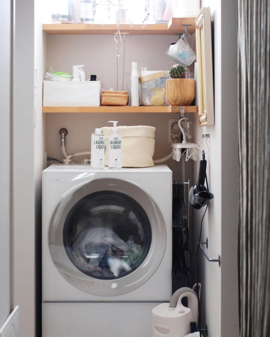 こずえさんのインスタグラム写真 - (こずえInstagram)「2020.5.29﻿ ﻿ 1ヶ月半で1本。﻿ ﻿ 多いか少ないか。﻿ 写真の洗濯洗剤をしばらく使っていますが﻿ 10キロの洗濯機で5プッシュ、﻿ 毎日洗濯2〜3回まわしています。﻿ ﻿ ドラム式の節水タイプの洗濯機で﻿ 洗濯マグちゃんも一緒に入れてるから﻿ 控えめにはしてるのだけど。﻿ 使ってみてかなり気に入ってるので﻿ ただ今リピート中です🤲　﻿ ﻿ なにより香料不使用で天然エッセンシャルオイルが﻿ 5ml入っているというけど﻿ 我が家にあるディフューザーなんかで使ってる﻿ オイル瓶が10mlだから﻿ その半分となるとやっぱり贅沢だわ👼﻿ ﻿ おまけにこの洗剤にお水を混ぜてマルチクリーナも﻿ 量産できるというから﻿ 底に残った洗剤でシャカシャカ作ってみよう✊﻿ ﻿ ………………………………………………………………﻿ ﻿ 洗剤 : @hinatalife ﻿ ﻿ ひなたライフの商品紹介ページは﻿ 使い勝手とか実用的なことが書かれていて﻿ どの商品も読んで参考になるので好きです。﻿ ぜひ→ @koz.t﻿ トップ画面・ストーリーからとべます🏃‍♀️﻿ ﻿ ﻿ ﻿ ご注文時にクーポンコードを入力で10％OFF🙋🏻‍♀️﻿ 会員様限定で5000円以上（商品代金のみ）のお買物で使えます。﻿ ﻿ クーポンコード：【 hinatalife10 】﻿ 有効期限：5/31 23：59まで﻿」5月29日 20時15分 - koz.t