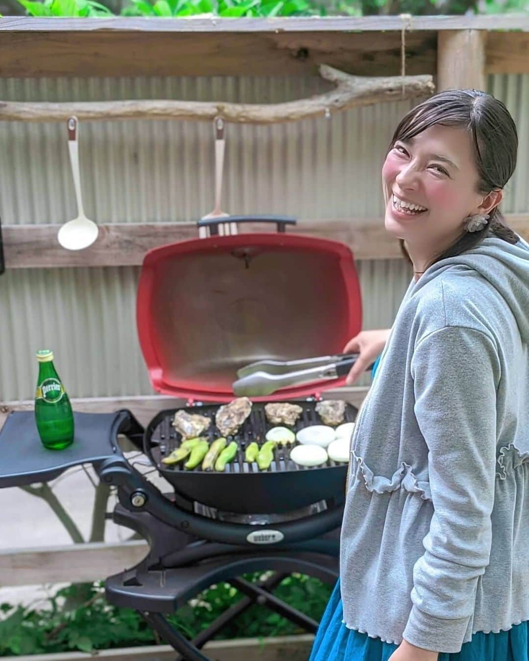 芳美リンさんのインスタグラム写真 - (芳美リンInstagram)「おうち時間でマスターしたこと。﻿ ﻿ 牡蠣の取り扱い！（笑）﻿ ﻿ だいぶうまくなりました。﻿ ﻿ 特に生牡蠣を剥くのは初めてだったのでマスターできて嬉しい！﻿ ﻿ お店だと開いた状態で出てくるもんね。﻿ ﻿ ﻿ You Tube見ながら四苦八苦開けました。😀﻿ ﻿ せっかくなので私もYou Tubeにアップしました。﻿ ただ生牡蠣剥いているだけの動画をw﻿ ﻿ しかも初めてなのでグズグズ。﻿ ﻿ 生牡蠣剥くとき、良かったら見て下さい！﻿（笑） ﻿ ﻿ #おうちキャンプ﻿﻿ #庭キャンプ﻿#旬鮮﻿#牡蠣#お取り寄せグルメ﻿ #BBQ﻿﻿ #weber#ペリエ#perrier#ペリエ公式キャンパー﻿ #アウトドア女子﻿」5月29日 20時08分 - lynn.lynn5