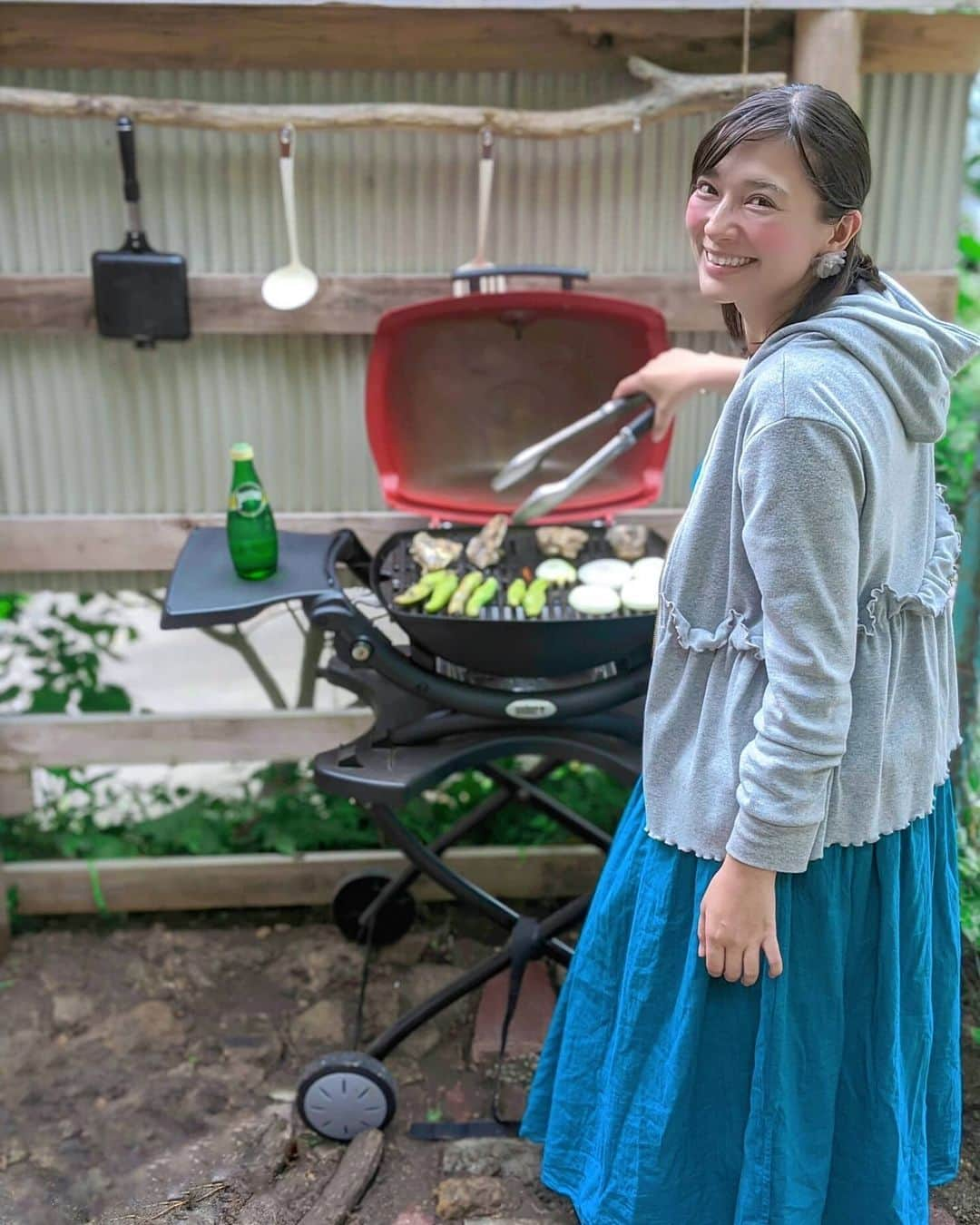 芳美リンさんのインスタグラム写真 - (芳美リンInstagram)「おうち時間でマスターしたこと。﻿ ﻿ 牡蠣の取り扱い！（笑）﻿ ﻿ だいぶうまくなりました。﻿ ﻿ 特に生牡蠣を剥くのは初めてだったのでマスターできて嬉しい！﻿ ﻿ お店だと開いた状態で出てくるもんね。﻿ ﻿ ﻿ You Tube見ながら四苦八苦開けました。😀﻿ ﻿ せっかくなので私もYou Tubeにアップしました。﻿ ただ生牡蠣剥いているだけの動画をw﻿ ﻿ しかも初めてなのでグズグズ。﻿ ﻿ 生牡蠣剥くとき、良かったら見て下さい！﻿（笑） ﻿ ﻿ #おうちキャンプ﻿﻿ #庭キャンプ﻿#旬鮮﻿#牡蠣#お取り寄せグルメ﻿ #BBQ﻿﻿ #weber#ペリエ#perrier#ペリエ公式キャンパー﻿ #アウトドア女子﻿」5月29日 20時08分 - lynn.lynn5