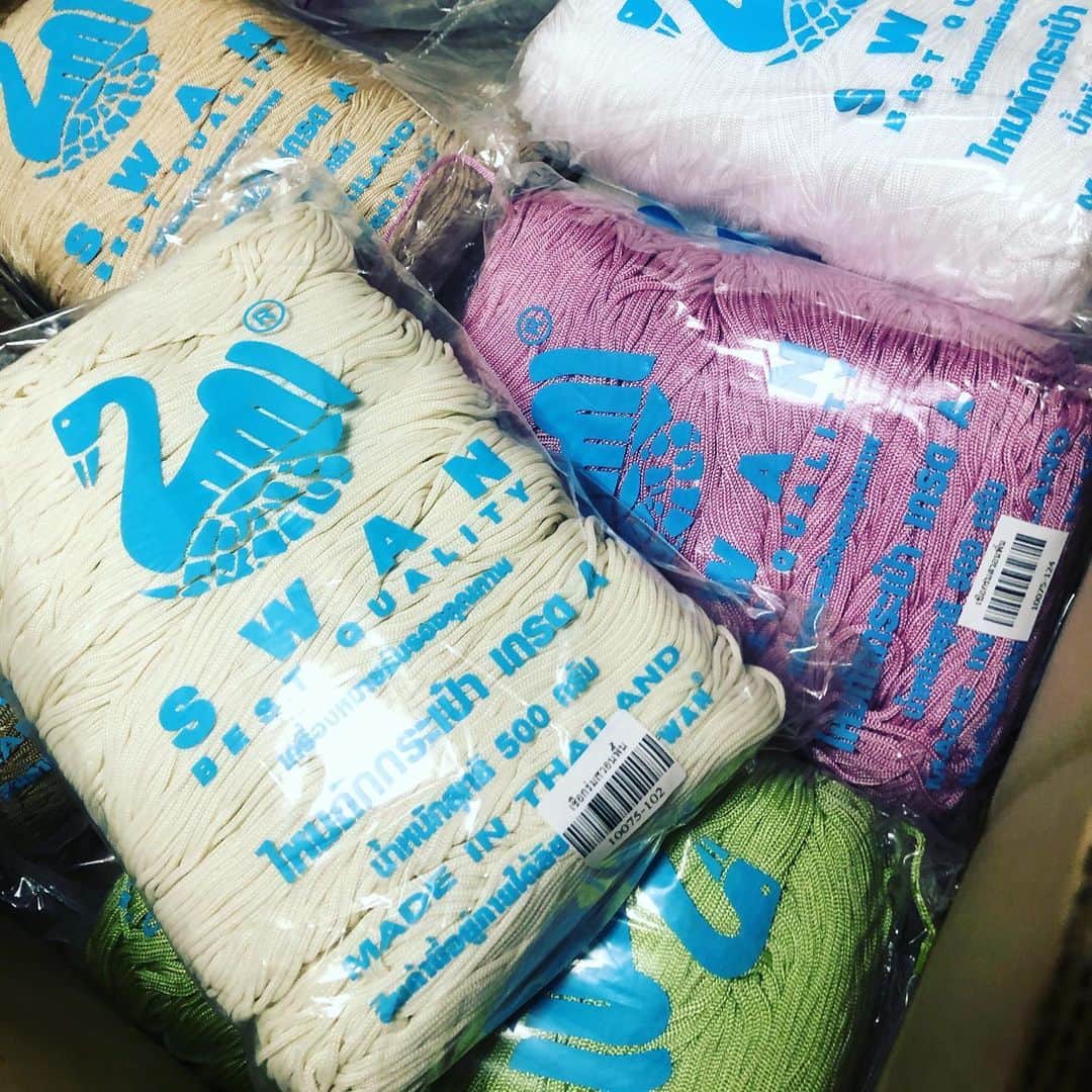 Diy Soho手作り倉庫のインスタグラム：「お知らせ 手遊び小町はスワン糸を輸入しました。今回欠品の4色を除いて44色を取り寄せました。 マクラメ、編み物、ブレスレットなどの小物、また、巾着バッグの紐としてもご利用いただけます。見本帳も製作します。 これから安定した在庫を目指してまいります。 販売は6月10日前後になります。#スワン糸 #スワン糸でバッグをあみます　#マクラメ編み #かぎ針編み #棒針編み」