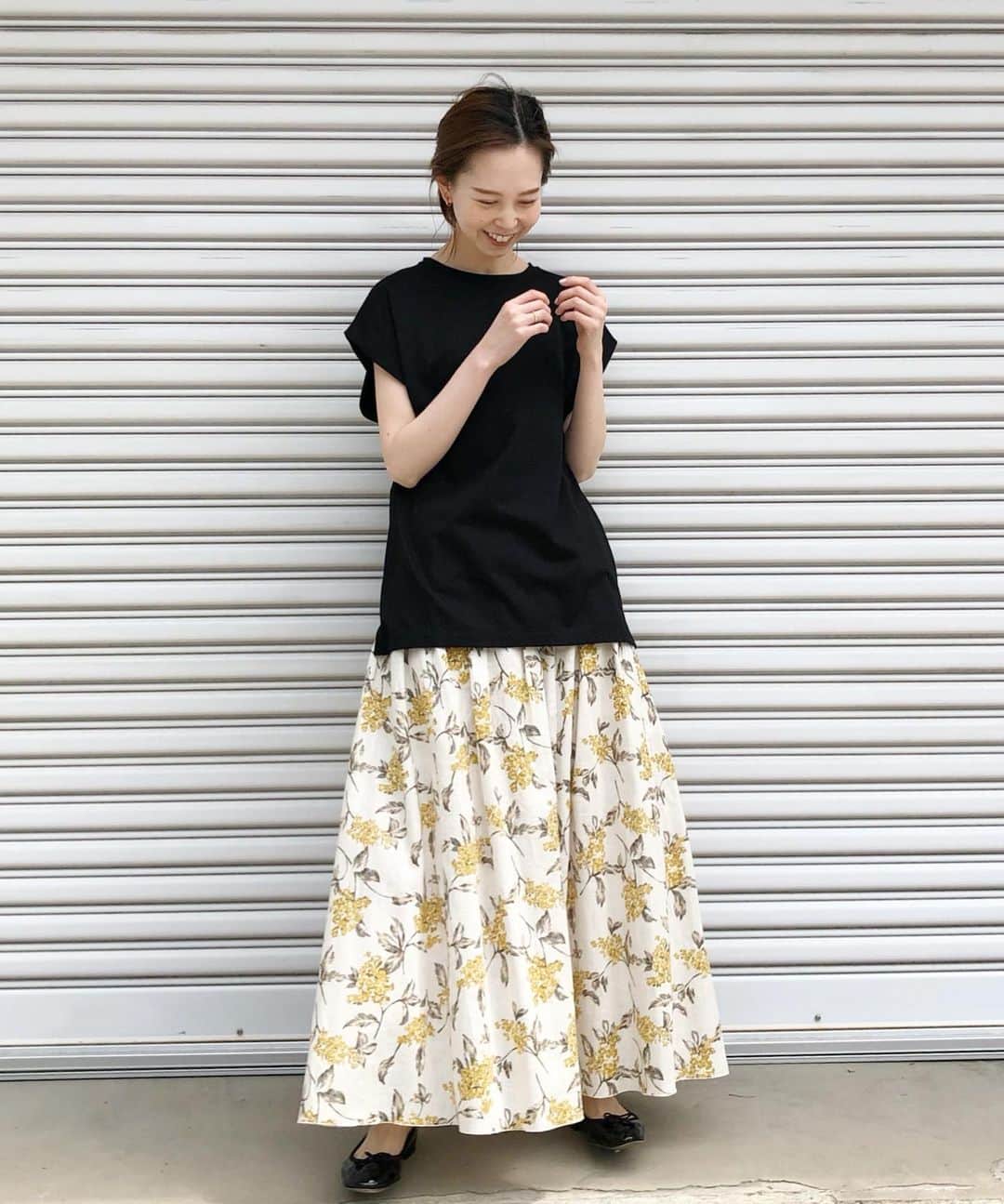 はれこのインスタグラム：「まだまだ油断はしないけど、 撮影の続く日が少しずつ戻りそうで楽しみ💐 . これからも、 IENAとIENA LA BOUCLEのおすすめや、 実際に買ったお洋服の紹介をしていきます☺️ 新作情報ももちろんお届けします🌷 最近は、 SLOBEのお洋服も可愛いものが多くて、 こういう風に着たいなって写真を撮ってもらったり🌙 このスカートもSLOBEです🍋 絶対買うやつ〜🐣 . 気持ち的にも なかなかお店へ行きづらいと思いますし、 少しでもお買い物の参考になればと思います☺️ また質問コーナーもやります🍨 個人的なインスタライブでお茶会とかもしたいですね🍵笑 . (こうしていつも長文になるのでした😭笑) . #slobeiena #スローブイエナ #iena #イエナ #baycrews #ベイクルーズ #はれここれ買う」