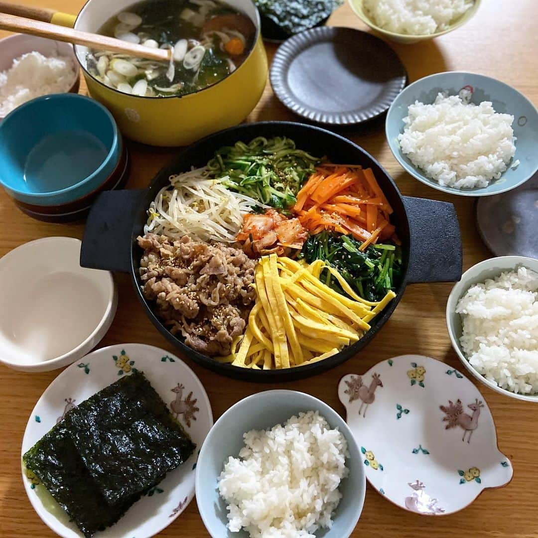 みかさんのインスタグラム写真 - (みかInstagram)「晩ごはん〜 *  今夜は セルフキンパで。 ・牛肉甘辛炒め ・錦糸卵 ・ほうれん草、にんじん、きゅうり、もやしナムル ・キムチ ・豆腐と野菜きのこのわかめスープ *  ちょっと前に職場女子から 韓国海苔をもらって 最近食べてみたら まー美味しい✨  思えば最後に韓国海苔 食べたの10年以上前で 油っぽくってしょっぱい イメージがあり食べてなかったけど 進化しててびっくり。 油っぽさも塩気もかなり控えられてる！ 子どもたちもハマったので コストコに売ってた ヤンバンのを買ってみたら 美味しくて毎食食べてます。 *  今夜はお好みの具材を海苔で 巻いて食べるスタイルに。 ご飯食べすぎるから 普通にお茶碗によそって。 美味しかった〜😋 *  今日は午後みんなで公園へ 久々たくさん外で身体動かしたので よりご飯が美味しかった模様。  お疲れ様でした〜 *  #晩ごはん#夕ご飯#夕食#夕飯#セルフキンパ#キンパ#ナムル#組鍋#南部鉄器#釜定#うつわ好き#韓国海苔#韓国料理#韓国海苔巻き#ヤンバン#dinner#koreanfood#cooking#igersjp#locari#おうちごはん#おうち時間#おうちごはんlover#フーディーテーブル#ouchigohanlover#おうちごはん記録」5月29日 20時32分 - mikasko