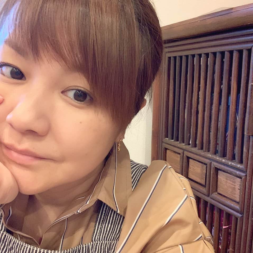 中澤裕子のインスタグラム：「２８歳くらいのとき ベトナムで買った家具 ・ 滞在中迷いに迷って 思い切って買った結果 １８年使ってる ・ 我ながらほんと物持ち良い  #今は中に玩具いっぱい #見えないのをいいことに入れすぎだ  #写真集の撮影で行ったんだ #ベトナム」