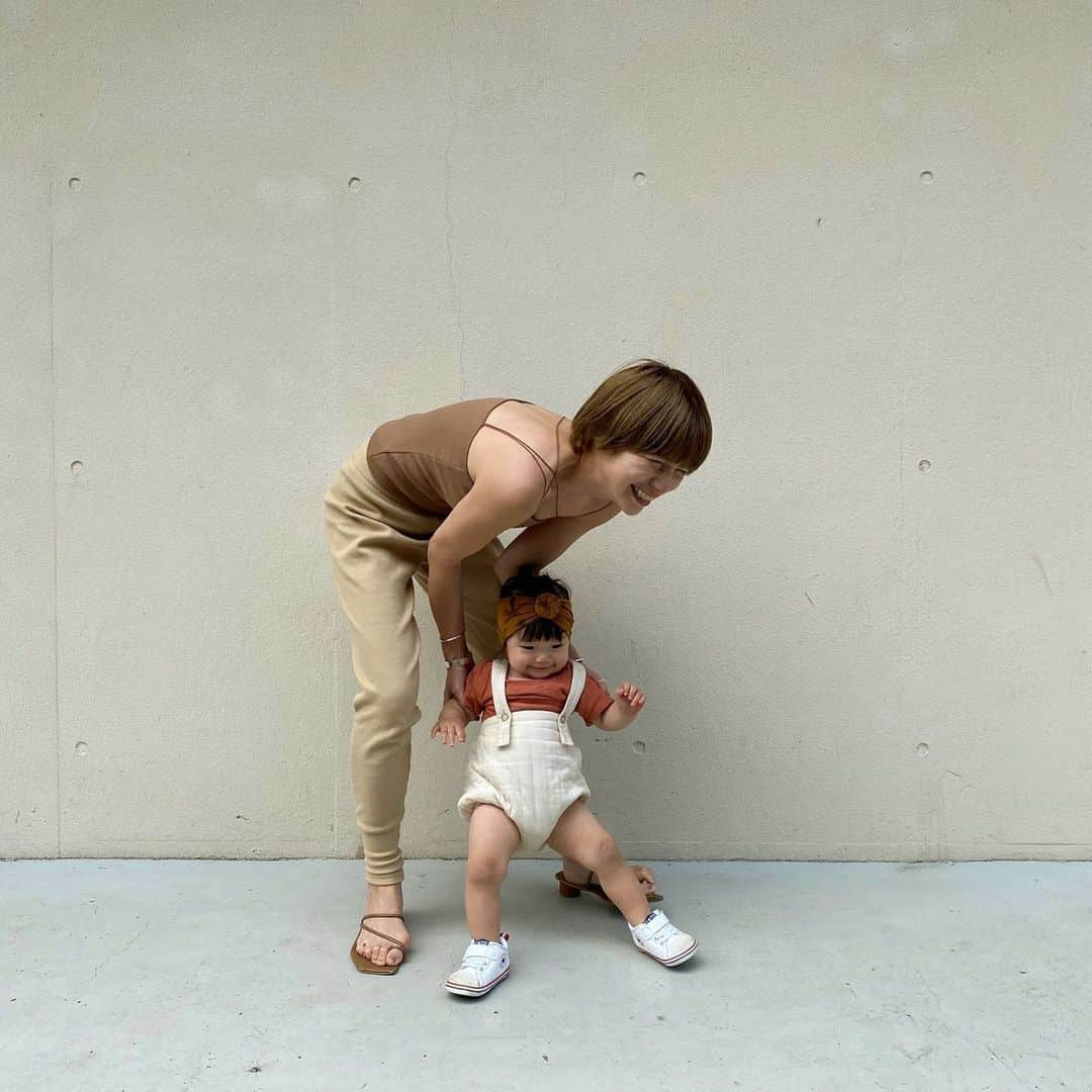 長谷川あやさんのインスタグラム写真 - (長谷川あやInstagram)「👩‍👧👩‍👧👩‍👧#baby#mama#akte#令和ベイビー#生後12ヶ月#1歳#赤ちゃんのいる生活#新米ママ#女の子ママ#小夏のいる生活#アクテ#152せんちこーで ・ ・ ・ 最近のわたしと怪獣の様子🦖💓笑 ・ あまりにも裸足で暴れ回るので 昨日靴デビューしてみました✨ （とにかくママからの脱走したがるし 気づくと知らない人とかについて行ってる😂💦） ・ ストーリーズでたくさん質問いただいた このヘアバンドはお友達の @emilybluejewelry ちゃんが描いた イラスト付き @boo_a_peek_official のアイテム💛 （前髪出したり入れたりでかなり雰囲気変わる✨） ・ 帽子いやいや期突入の小夏が 唯一おとなしくつけてくれる 貴重なアイテムなのです🤤💭 ・ プレゼントにもおすすめ〜💛」5月29日 20時33分 - ayasuke_0516