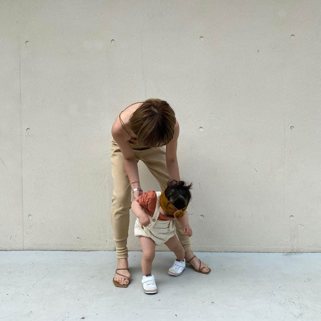 長谷川あやさんのインスタグラム写真 - (長谷川あやInstagram)「👩‍👧👩‍👧👩‍👧#baby#mama#akte#令和ベイビー#生後12ヶ月#1歳#赤ちゃんのいる生活#新米ママ#女の子ママ#小夏のいる生活#アクテ#152せんちこーで ・ ・ ・ 最近のわたしと怪獣の様子🦖💓笑 ・ あまりにも裸足で暴れ回るので 昨日靴デビューしてみました✨ （とにかくママからの脱走したがるし 気づくと知らない人とかについて行ってる😂💦） ・ ストーリーズでたくさん質問いただいた このヘアバンドはお友達の @emilybluejewelry ちゃんが描いた イラスト付き @boo_a_peek_official のアイテム💛 （前髪出したり入れたりでかなり雰囲気変わる✨） ・ 帽子いやいや期突入の小夏が 唯一おとなしくつけてくれる 貴重なアイテムなのです🤤💭 ・ プレゼントにもおすすめ〜💛」5月29日 20時33分 - ayasuke_0516