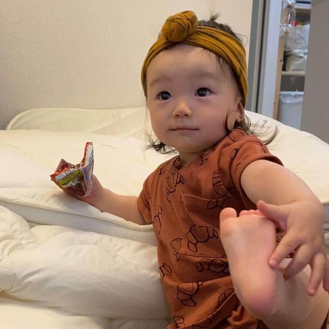 長谷川あやさんのインスタグラム写真 - (長谷川あやInstagram)「👩‍👧👩‍👧👩‍👧#baby#mama#akte#令和ベイビー#生後12ヶ月#1歳#赤ちゃんのいる生活#新米ママ#女の子ママ#小夏のいる生活#アクテ#152せんちこーで ・ ・ ・ 最近のわたしと怪獣の様子🦖💓笑 ・ あまりにも裸足で暴れ回るので 昨日靴デビューしてみました✨ （とにかくママからの脱走したがるし 気づくと知らない人とかについて行ってる😂💦） ・ ストーリーズでたくさん質問いただいた このヘアバンドはお友達の @emilybluejewelry ちゃんが描いた イラスト付き @boo_a_peek_official のアイテム💛 （前髪出したり入れたりでかなり雰囲気変わる✨） ・ 帽子いやいや期突入の小夏が 唯一おとなしくつけてくれる 貴重なアイテムなのです🤤💭 ・ プレゼントにもおすすめ〜💛」5月29日 20時33分 - ayasuke_0516