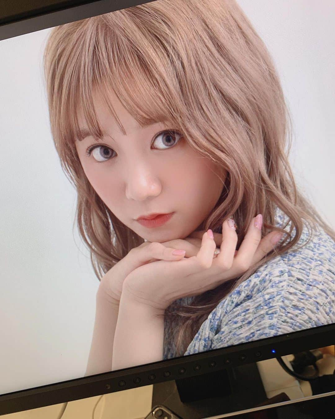 星名美怜さんのインスタグラム写真 - (星名美怜Instagram)「♥♥♥﻿ .﻿ 1週間お疲れ様♥﻿ ﻿ @visseca_jp  新しいポストがアップされてます♥﻿ みんな、コメントやいいねよろしくねっ﻿ ﻿ 撮影画面の写真載せとくー☺︎﻿ #moalk シリーズの新色﻿ 透明感とこなれ感﻿ メイクのアクセントになる﻿ とっても素敵なカラコンです！﻿ .﻿ #mireinsta﻿ #星名美怜  #visseca #カラコン #カラコンレビュー #こなれメイク #こなれカラコン #ハーフカラコン」5月29日 20時28分 - hoshina_mirei_official