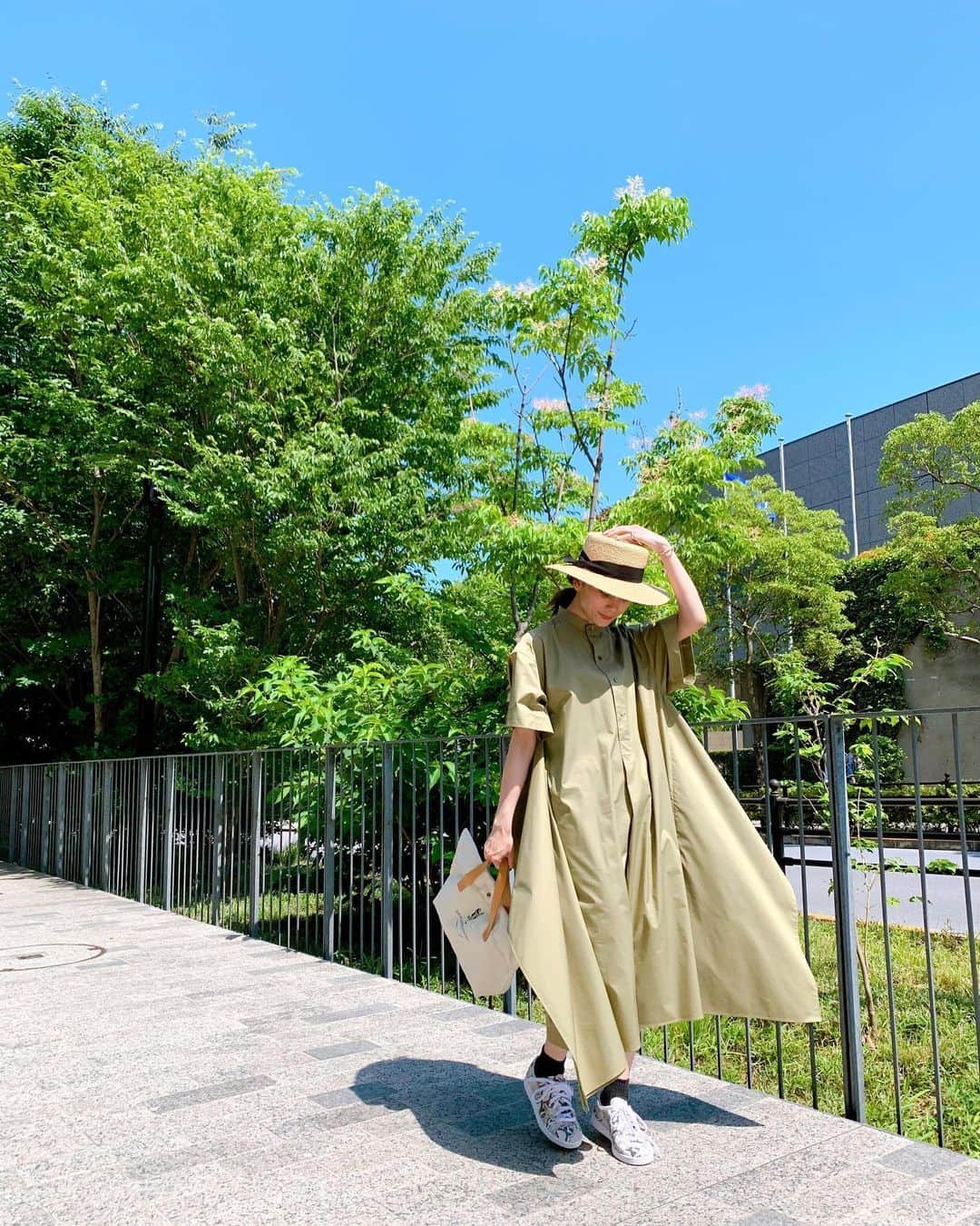 山野ゆりのインスタグラム：「天気が良いのでパン屋さんまでお散歩。お気に入りのbreadworksのエコバックとHYKEのスニーカー👟💛🍞💛 気を緩めずに、引き続き。みんなで頑張りましょうね🌈🌈 #散歩#breadworks #hyke#撮ったらすぐマスク」