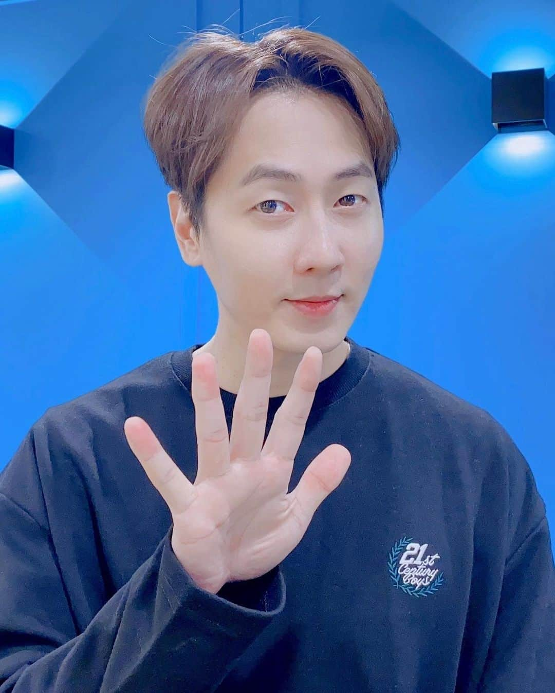 エンディさんのインスタグラム写真 - (エンディInstagram)「5😮2✌4+5🤗🧡 ⠀ #앤디 #ANDY #신화 #SHINHWA」5月29日 20時30分 - andyofficial___