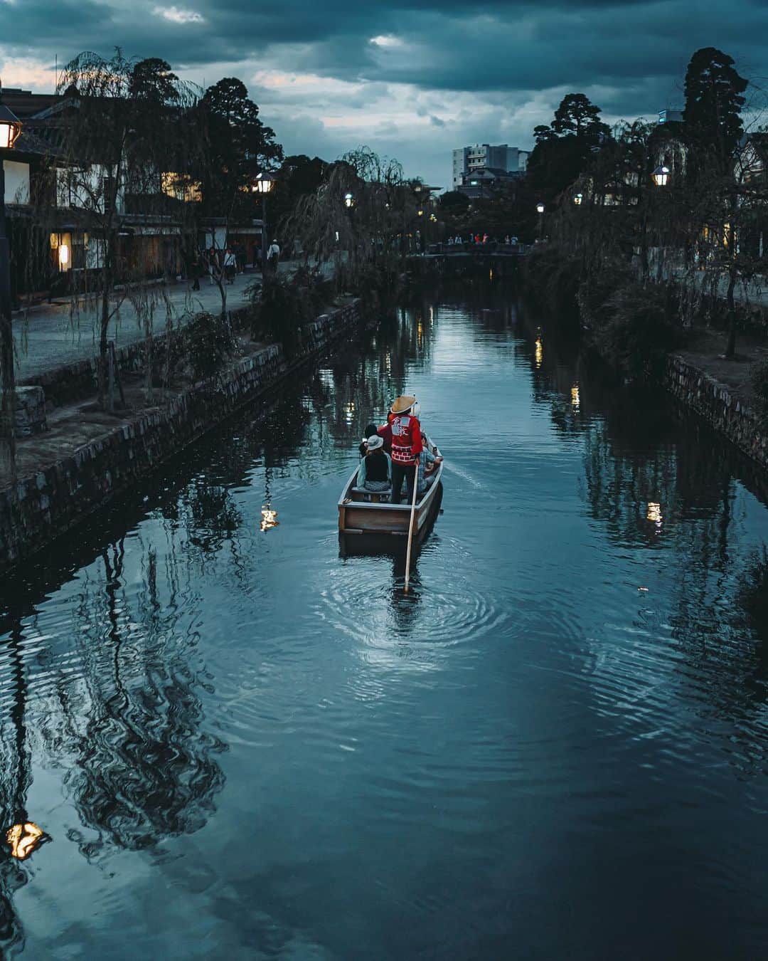 wacameraのインスタグラム：「When I first time went to Kurashiki, I felt it was a very beautiful town. I want to go there again... 国内でもいい、旅に出られる日を夢見て過ごしているけど先が遠く感じて時々寂しくなる。」