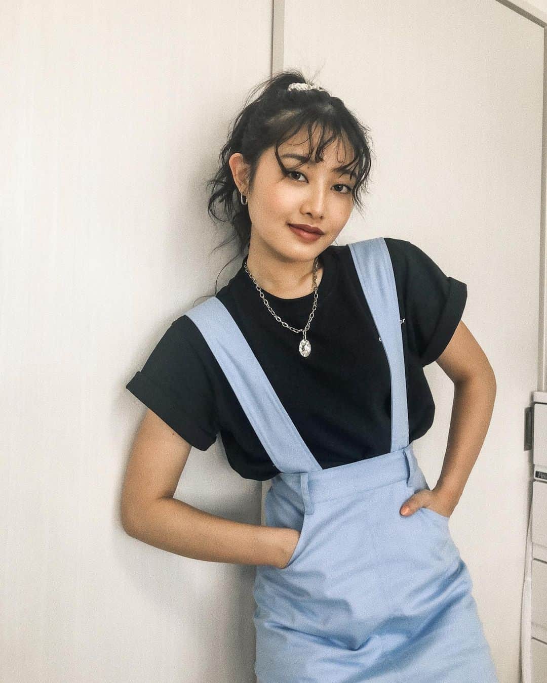 のインスタグラム：「【#しゅなっぷ】 . @abeundmor_official 2nd collection 発売開始されてます❤︎ さっそくゲットできたよ報告が届いていて 嬉しいです（ ; ; ） そしてもうすでにSOLD OUTのものもあるみたいです！ ありがとうございます☺︎❤︎ . たくさんの方の元へ届けられたらと思い 今回は在庫も増やしてもらったので ゆっくり考えてくださいね〜！！ . ちなみに私も実は今日着てました☺︎ Tシャツは1st collectionので サスペンダー付きミディ丈スカートが今回のです！ コーデのアクセントにもなってとっても可愛くてお気に入り❤︎ . T-shirt _ @abeundmor_official  skirt _ @abeundmor_official . . #服 #私服 #ファッション #コーデ #コーディネート #coordinate #fashion #ootd #outfit #code #春服 #春コーデ #夏服 #夏コーデ #Abeundmor」