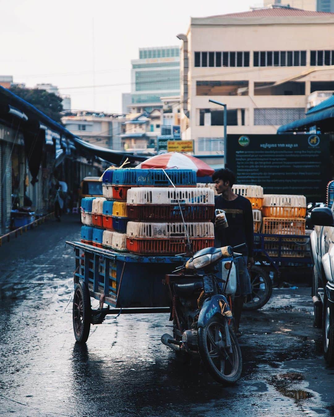 Shunsuke Miyatakeのインスタグラム：「A man working on an early morning stocking, Phnom Penh, Cambodia」
