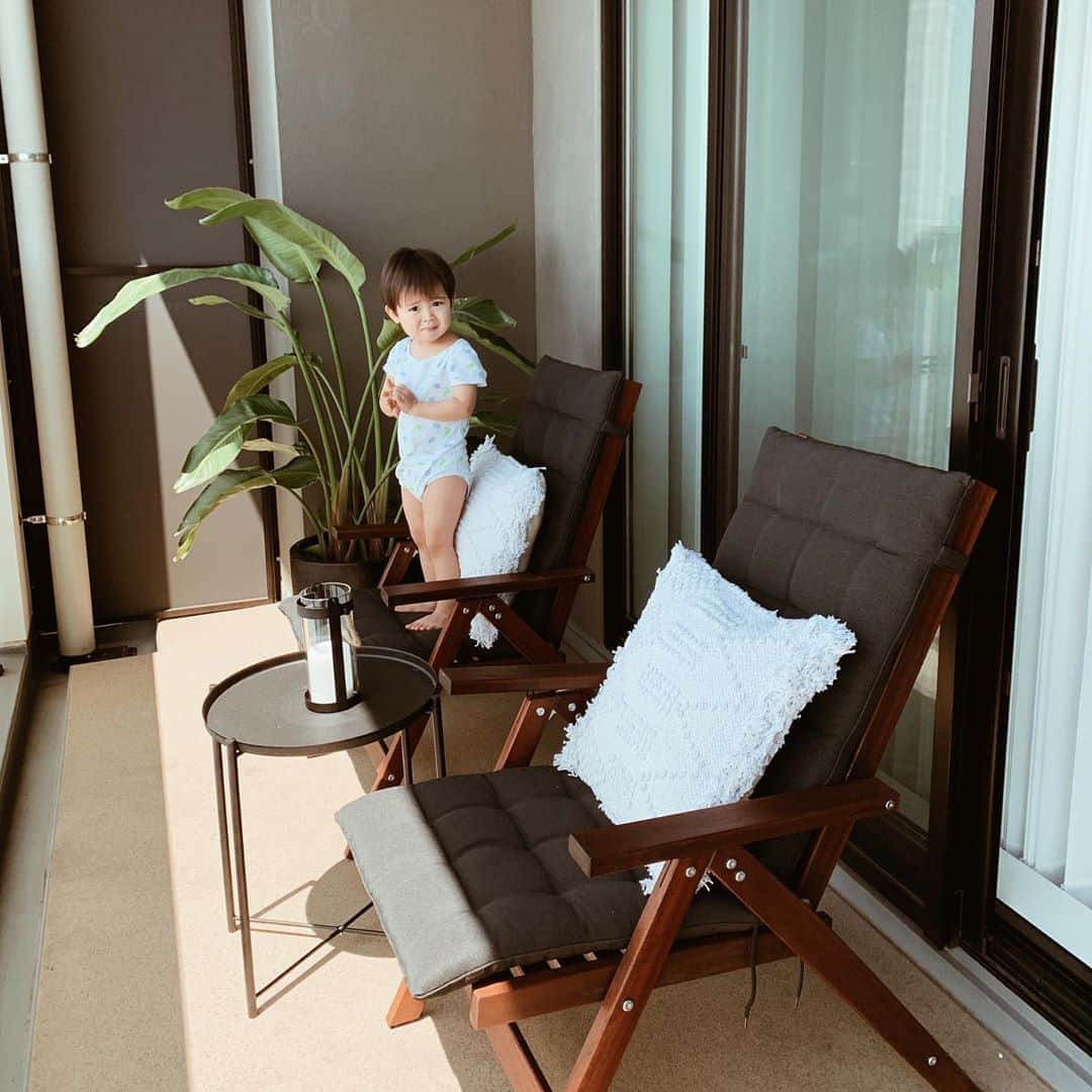 春名亜美さんのインスタグラム写真 - (春名亜美Instagram)「バルコニーに椅子とか置いてから、家族全員がバルコニーに出る時間がとても多くなりました☺️ 今日は暑すぎず、お天気良くて最高だった☀️ もっとグリーンを増やしたい🌵🌿🌴 ・ ・ ・ #おうち時間　#バルコニー　#balcony #次男 #2歳10ヶ月」5月29日 20時45分 - amiharunaami
