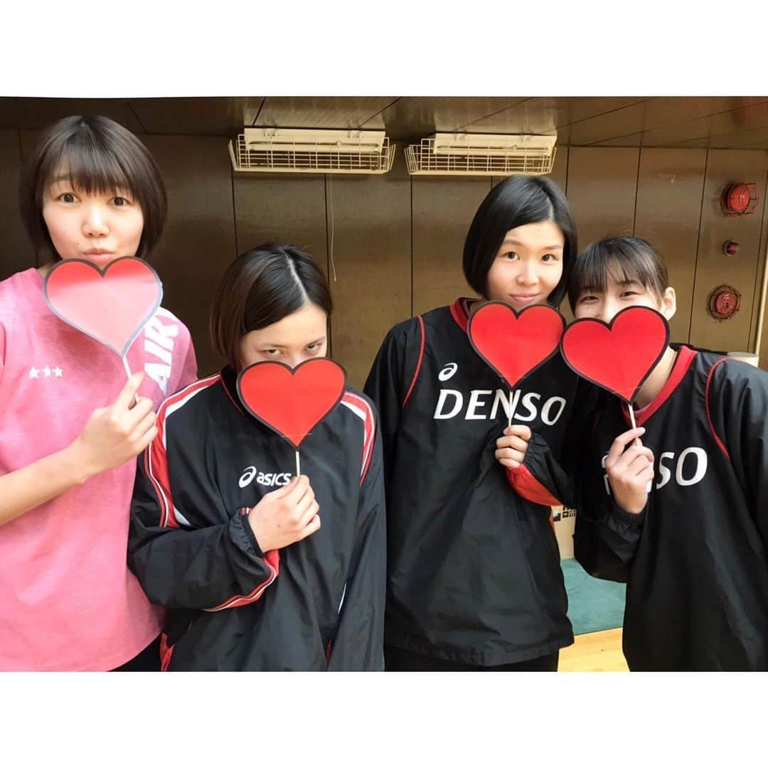 大竹里歩のインスタグラム：「💛 NO.3  朝日優衣  笑った顔が素敵で頭が良くて でも抜けてるとこが多すぎる 天然女子のゆいちゃん😂🤘 . . 怪我をした時一緒にリハビリとか トレーニングをしながら色んな話をして たくさん励まされたのを覚えています✨  本当にありがとう💓 一緒にバレーが出来て良かったです♡  本当にお疲れさまでした😢✨ . . #デンソーエアリービーズ #朝日優衣」