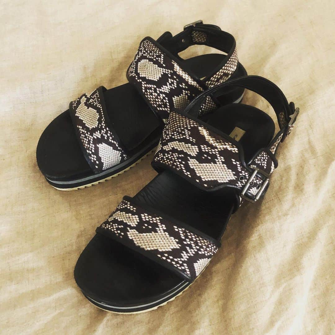 西山由のインスタグラム：「Bien préparer pour l’été : 1 Sandales imprimé serpent par CARVEN.」