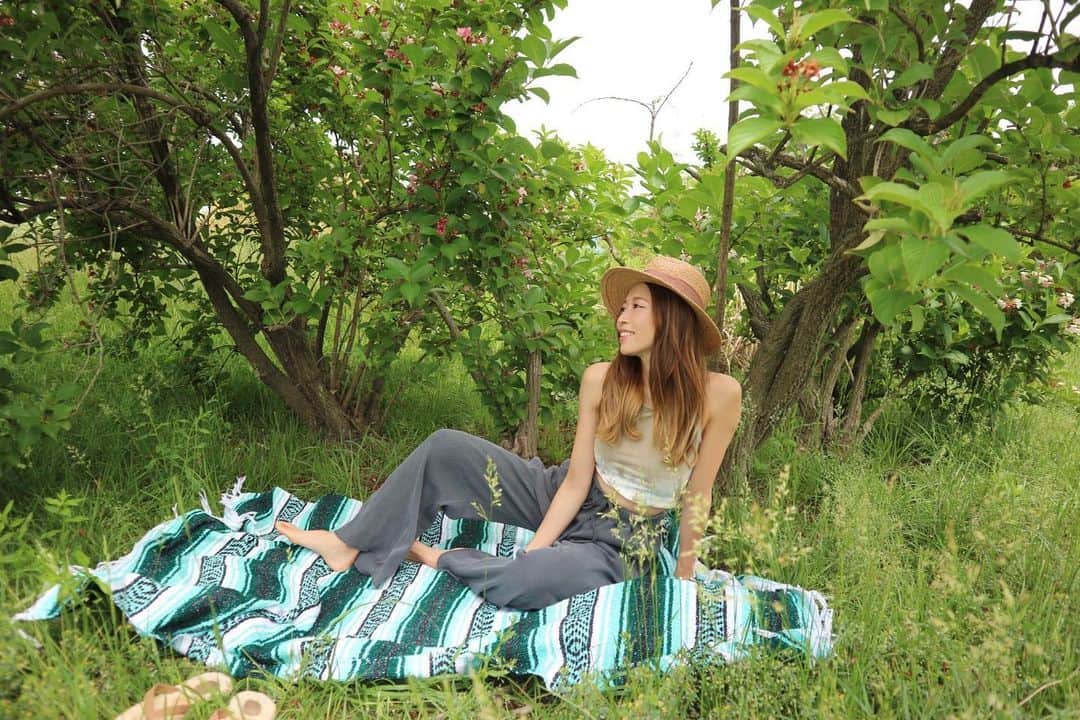 RENA のインスタグラム：「@lantaran_bali のトップスでcill☀️ ． 着心地良いのはオーガニックな手染めの草木染めだから🌿 ． 何が気に入ってるってこのブランドに携わる人達が好きなの❤︎ ． ． ． #cill #nature #frombali #handmade #natural #fashion #surf #beach #sustainable #3R #サスティナブル #自然 #ハンドメイド #ファッション #環境問題 #オススメ #草木染め」