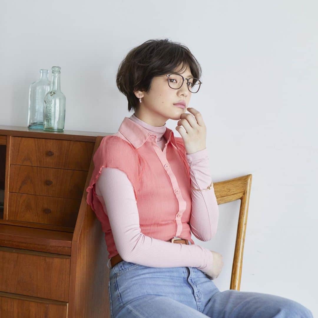 石川瑠利子のインスタグラム：「﻿ 眼鏡市場さんとお仕事をさせて頂きました✨﻿ 面長代表としておしゃれメガネを👓❤️﻿ 顔の形でおすすめメガネが違って面白いので是非見てみてね🥳🌟﻿ ﻿ ﻿ #glasses #fashion #shooting #shorthair #眼鏡市場 #眼鏡」